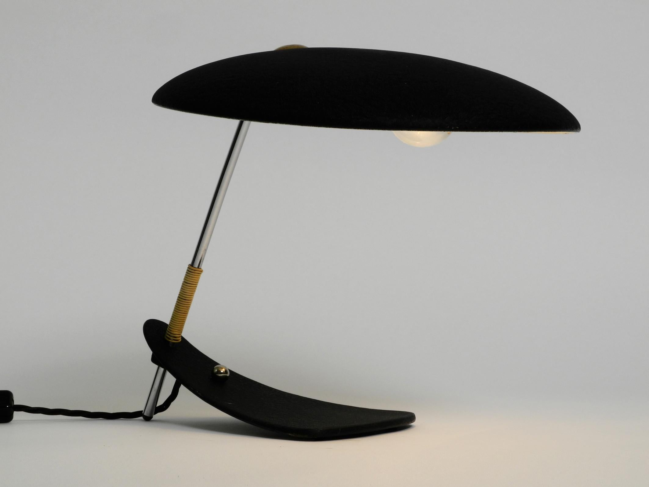 Large Italian Mid Century metal table lamp with black shrink varnish In Good Condition For Sale In München, DE