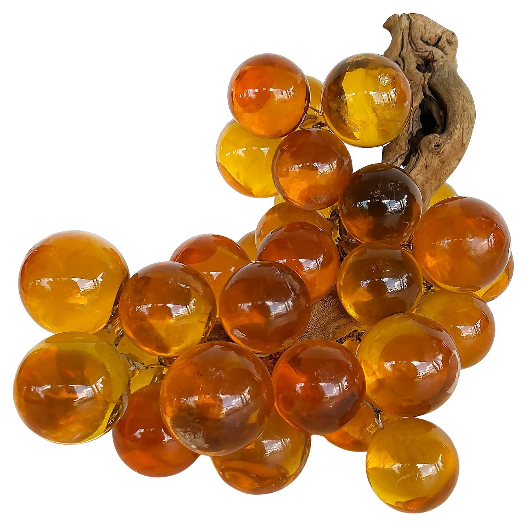 Uvas grandes de cristal lucite ámbar moderno de mediados de siglo, tallo de rama de olivo
