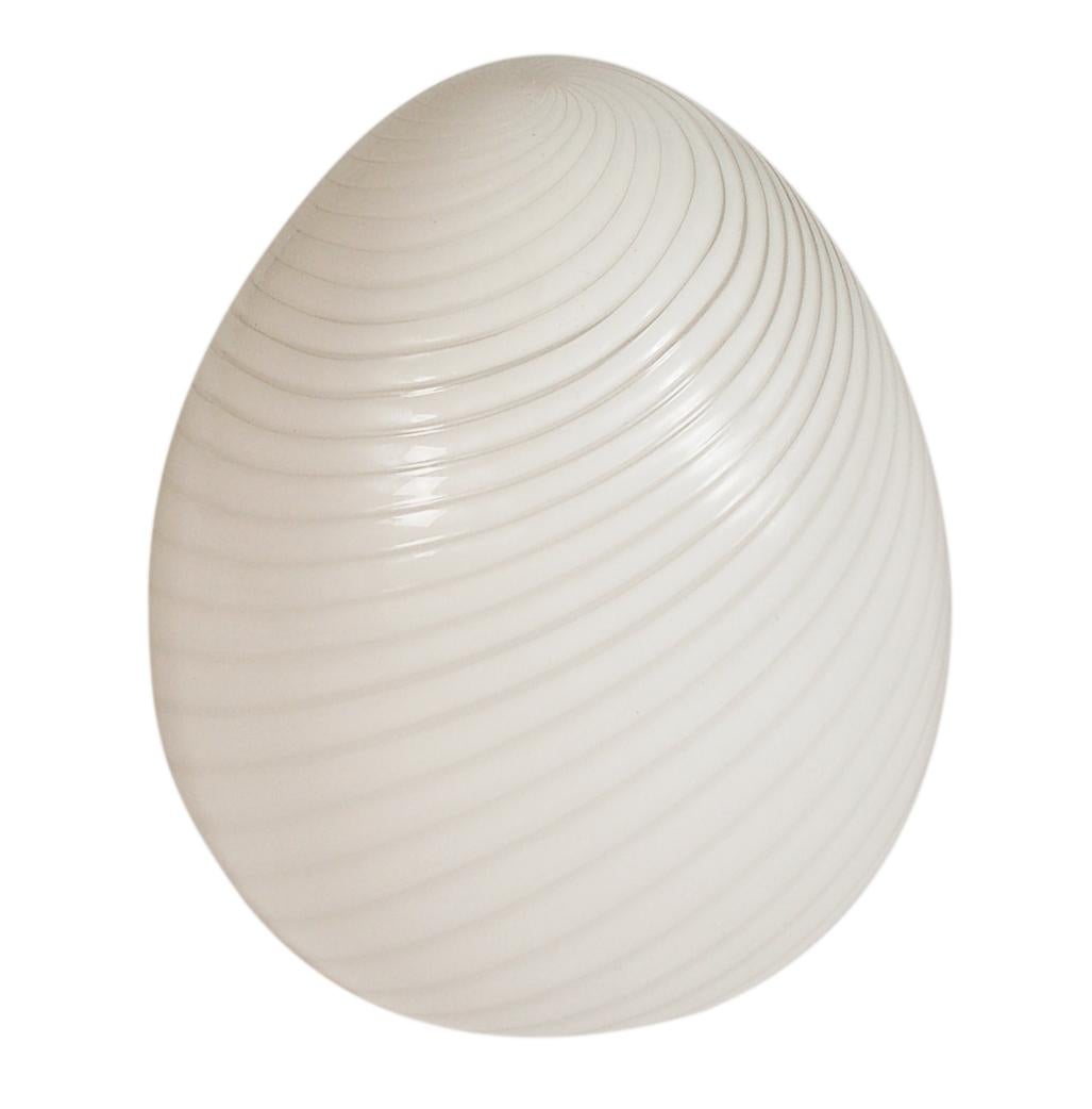 Large 1970s Itri Vetri Murano translucent white art glass egg lamp. It features a hand blown spiral swirled art glass shade. Tested and fully working.
