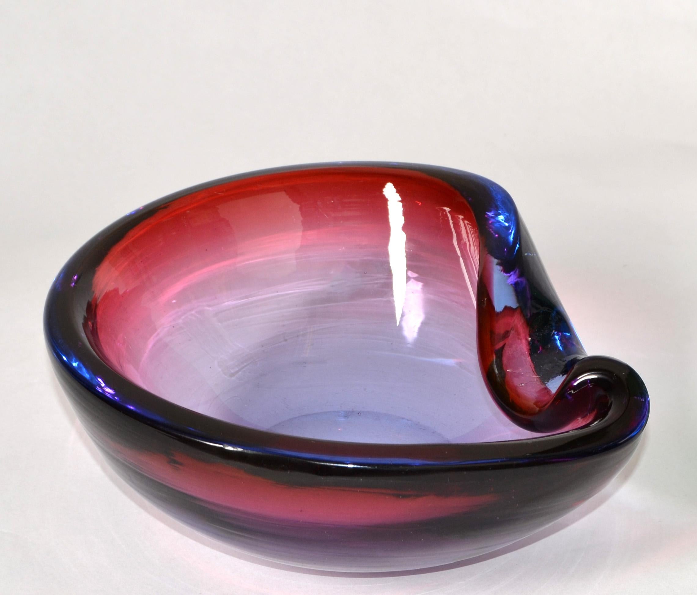 Large Italian Mid-Century Modern Sculptural Blown Murano Art Glass Bowl Ashtray In Good Condition For Sale In Miami, FL