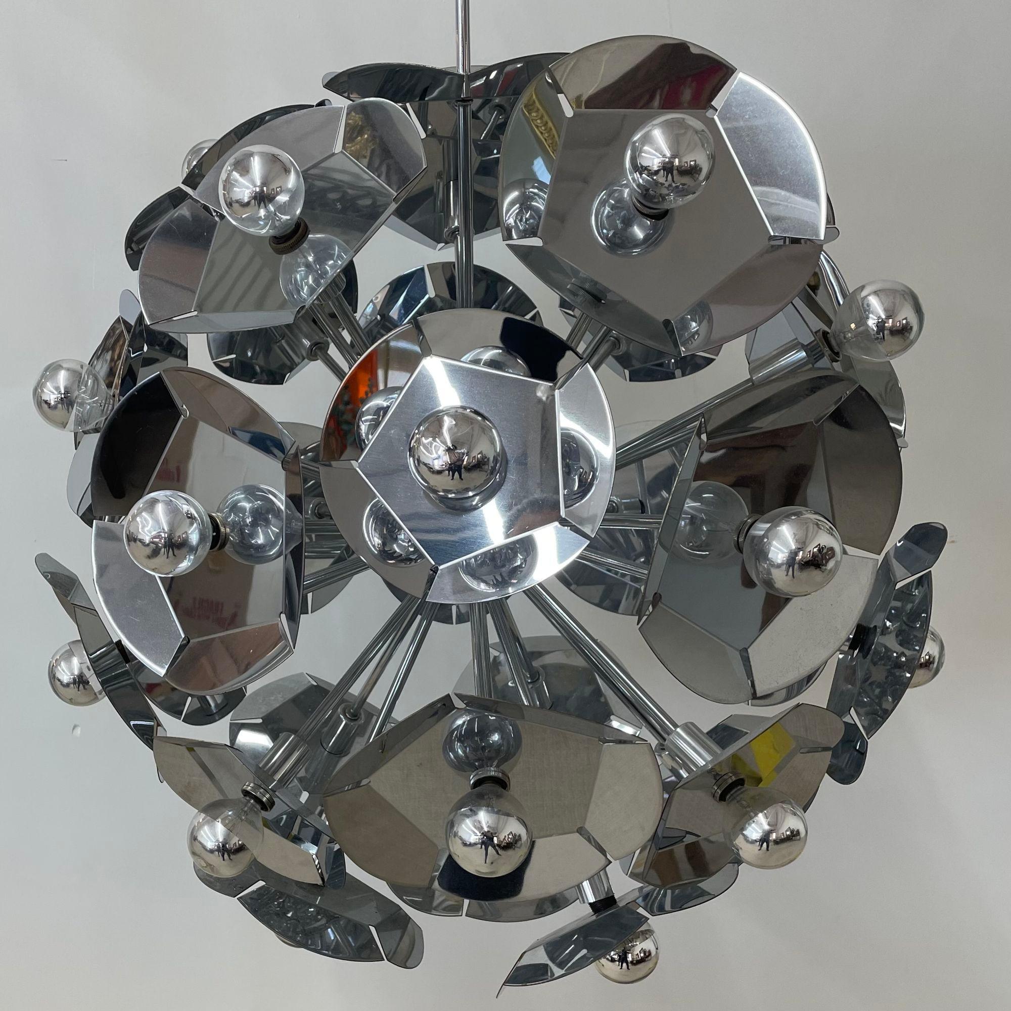 Large Italian Mid-Century Modern Sputnik Style Flower Chandelier, Round, Chrome In Good Condition For Sale In Stamford, CT