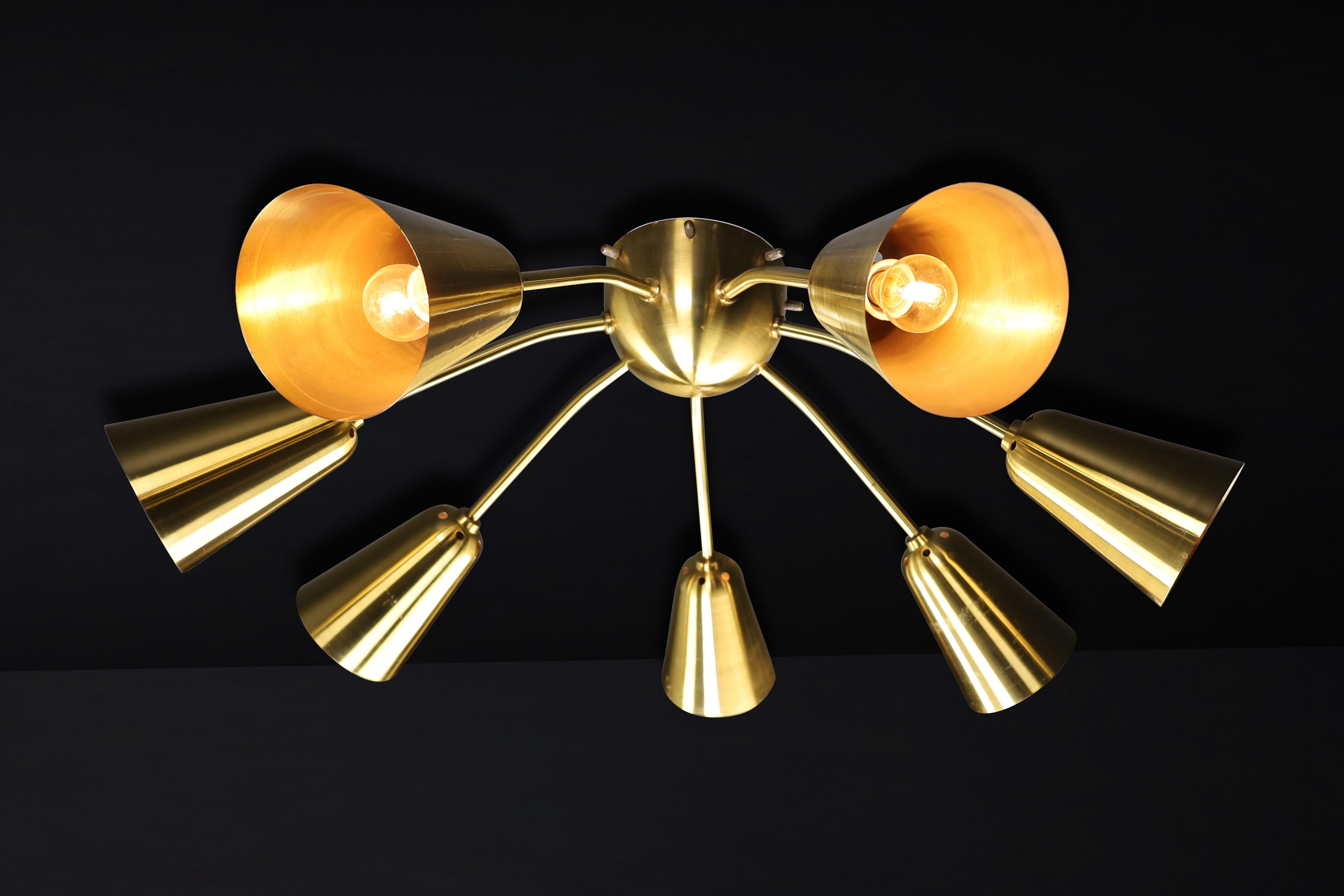 Magnifique lustre Sputnik en laiton massif du milieu du siècle, 1950

Cet impressionnant lustre Sputnik italien des années 1950 est un exemple remarquable du design moderne du milieu du siècle. Il est fabriqué en laiton massif et a été récemment