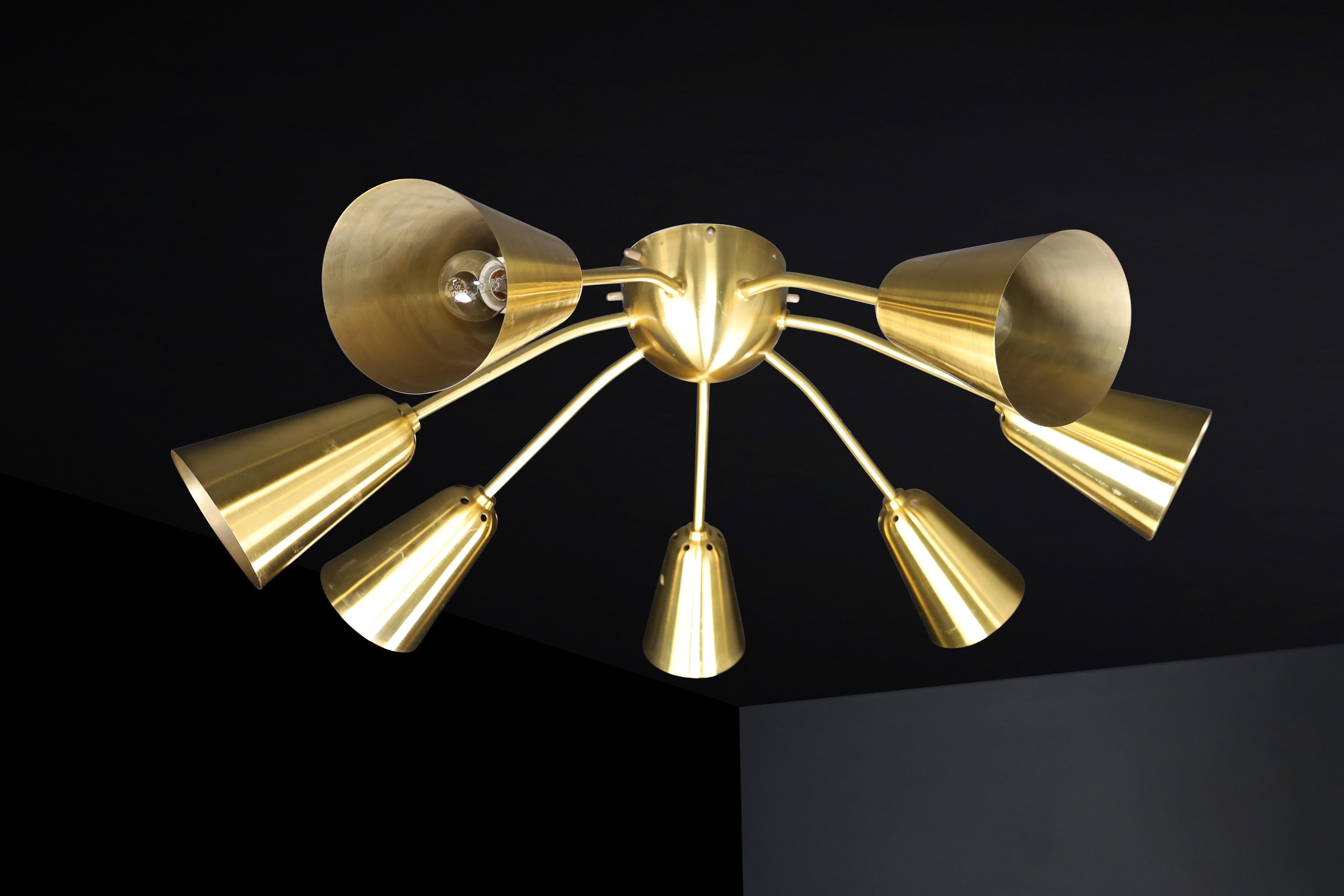 Grand lustre Sputnik italien du milieu du siècle en laiton massif Bon état - En vente à Almelo, NL