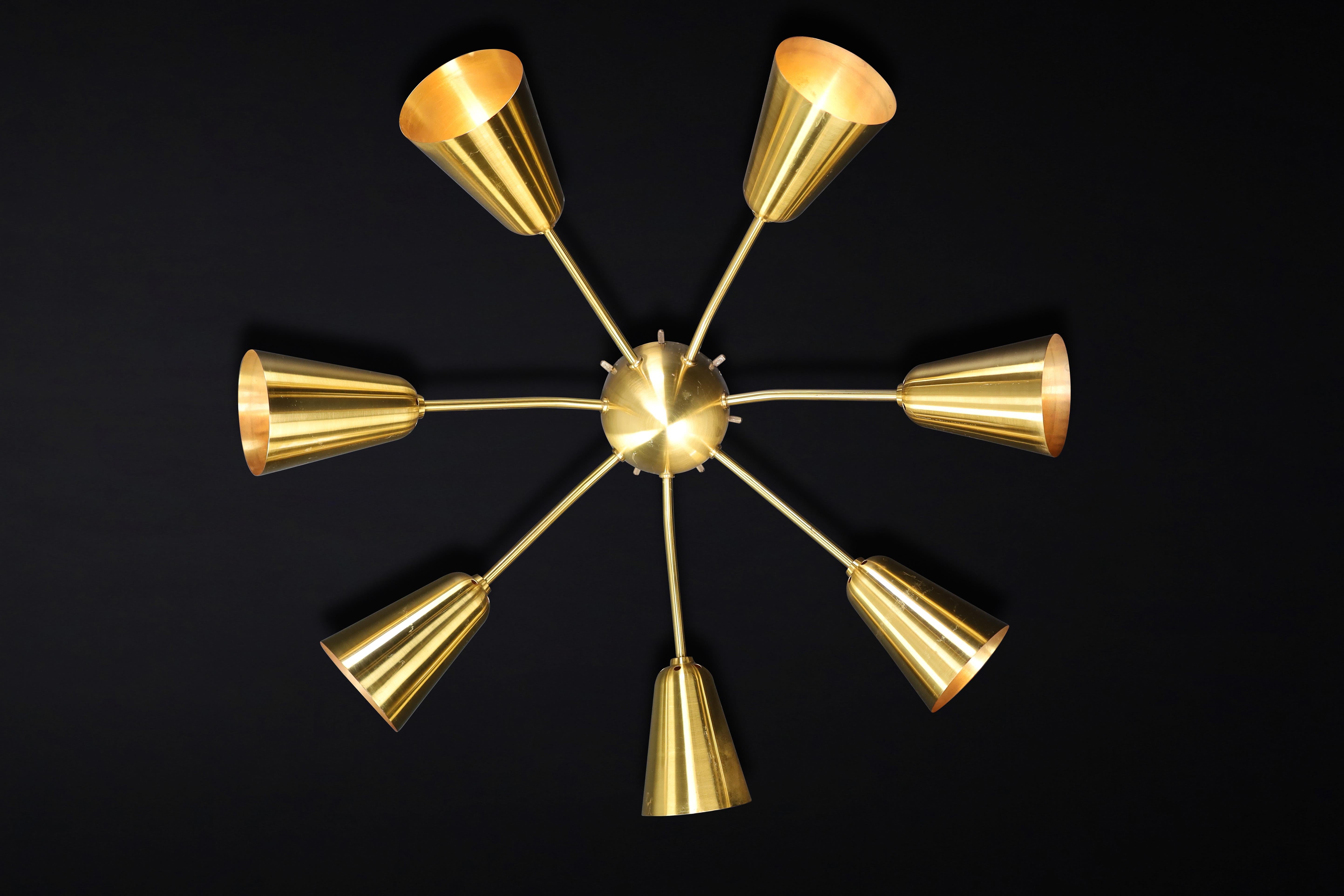 20ième siècle Grand lustre Sputnik italien du milieu du siècle en laiton massif en vente