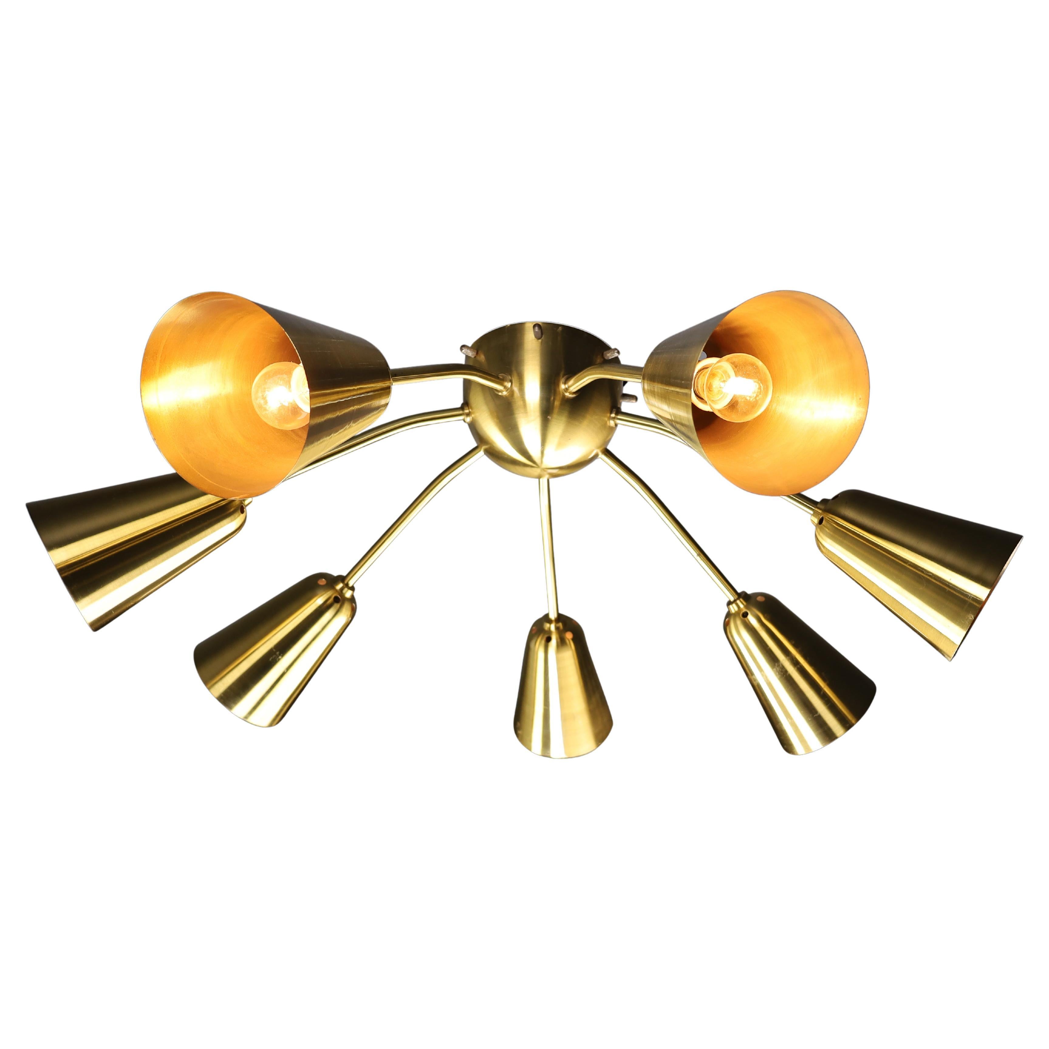 Grand lustre Sputnik italien du milieu du siècle en laiton massif en vente