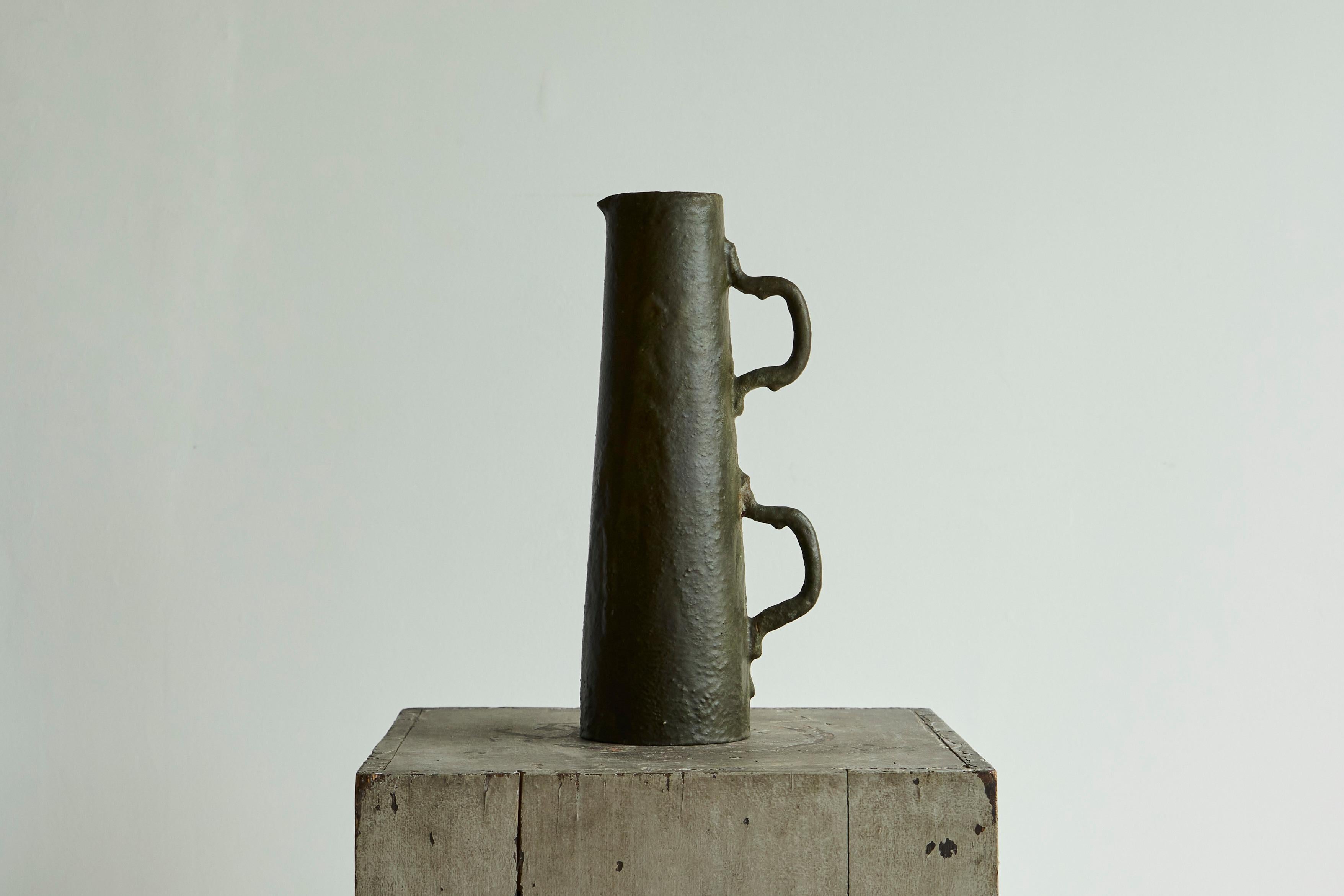 Gran jarra italiana de cerámica Studio Pottery de mediados de siglo 1960.

Maravillosa y muy grande jarra de Studio Pottery de mediados de siglo con dos asas. Un diseño muy distintivo y de mediados de siglo por excelencia, con una superficie rugosa