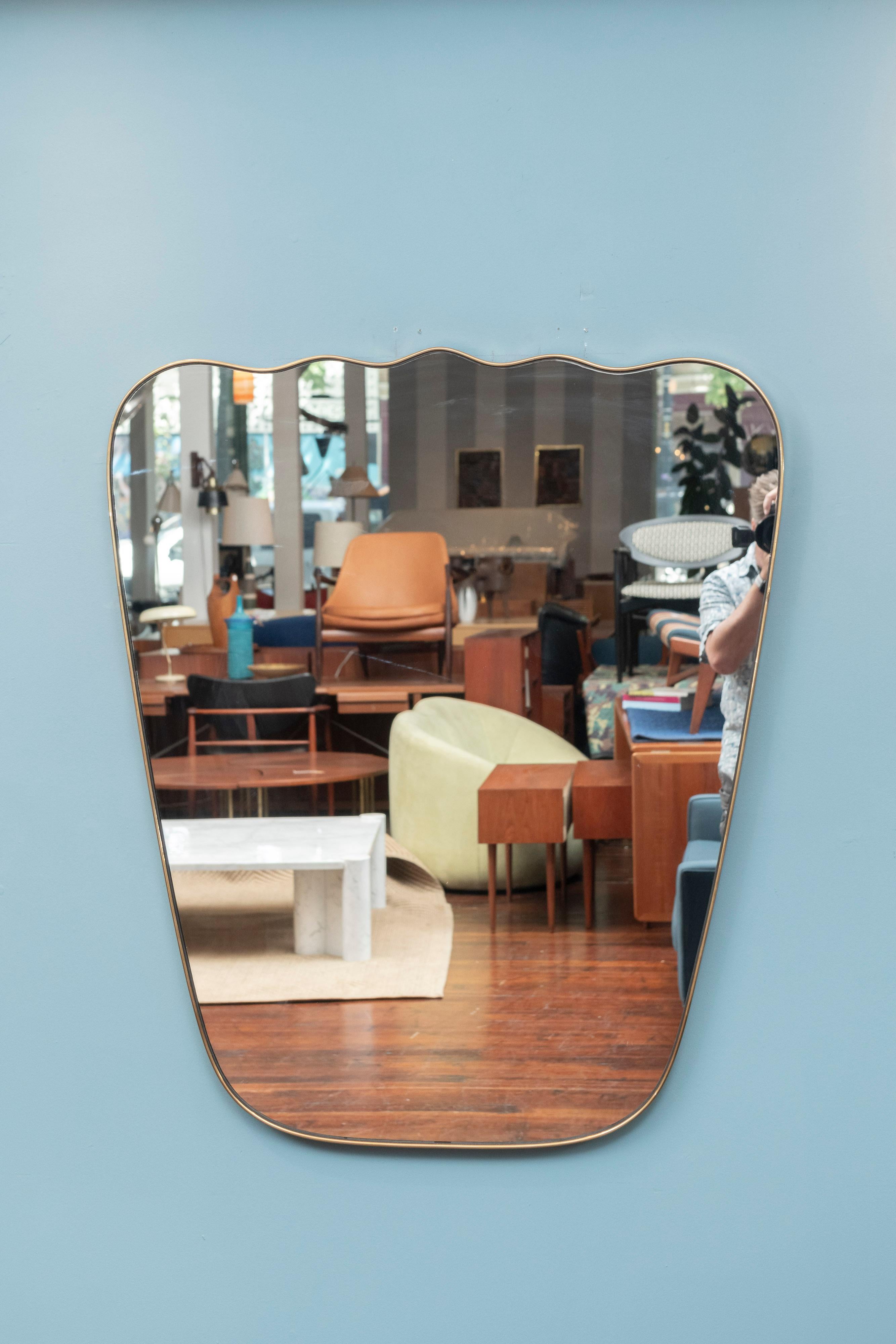 Mid-Century Modern Grand miroir mural italien de style mi-siècle en vente