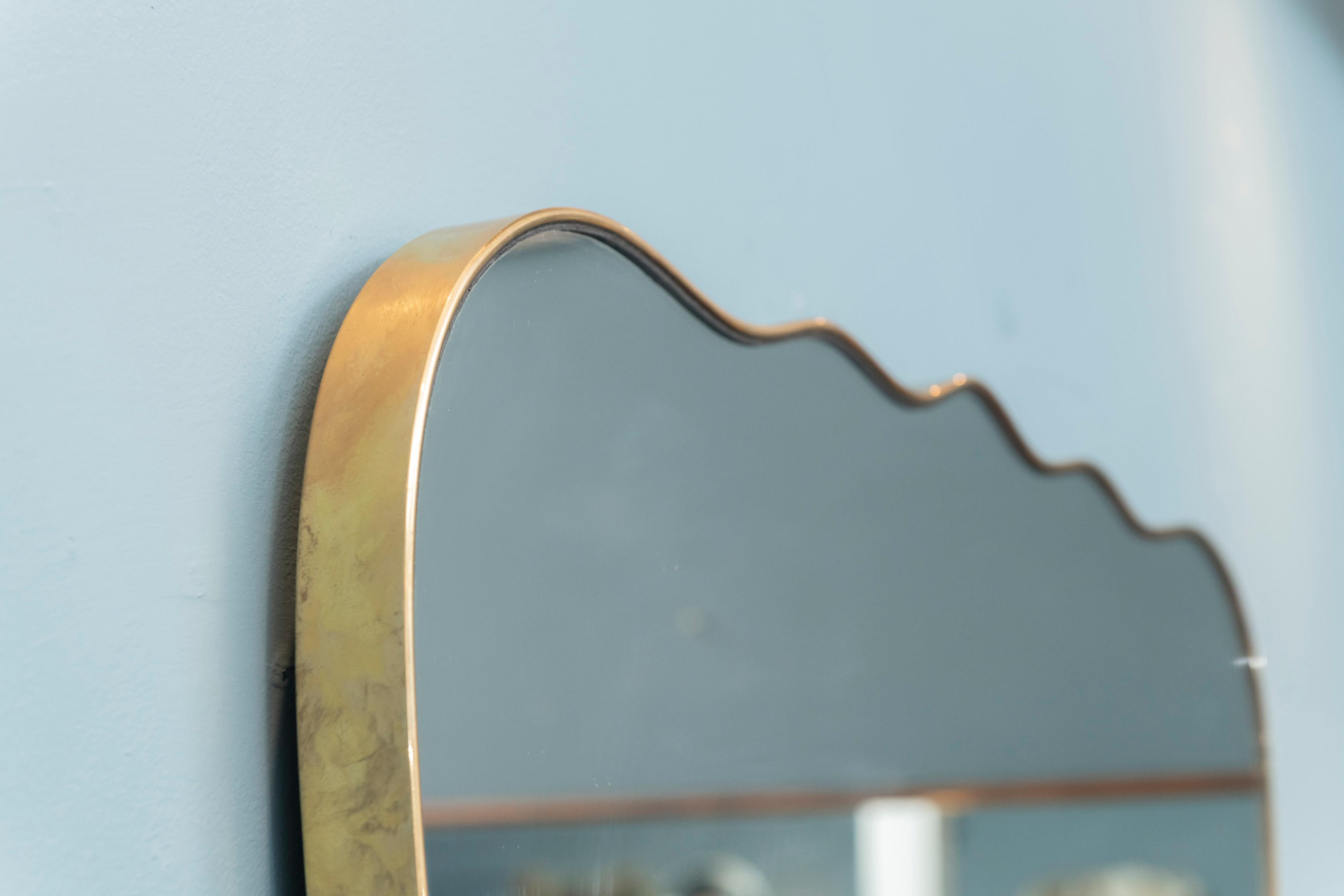 Laiton Grand miroir mural italien de style mi-siècle en vente