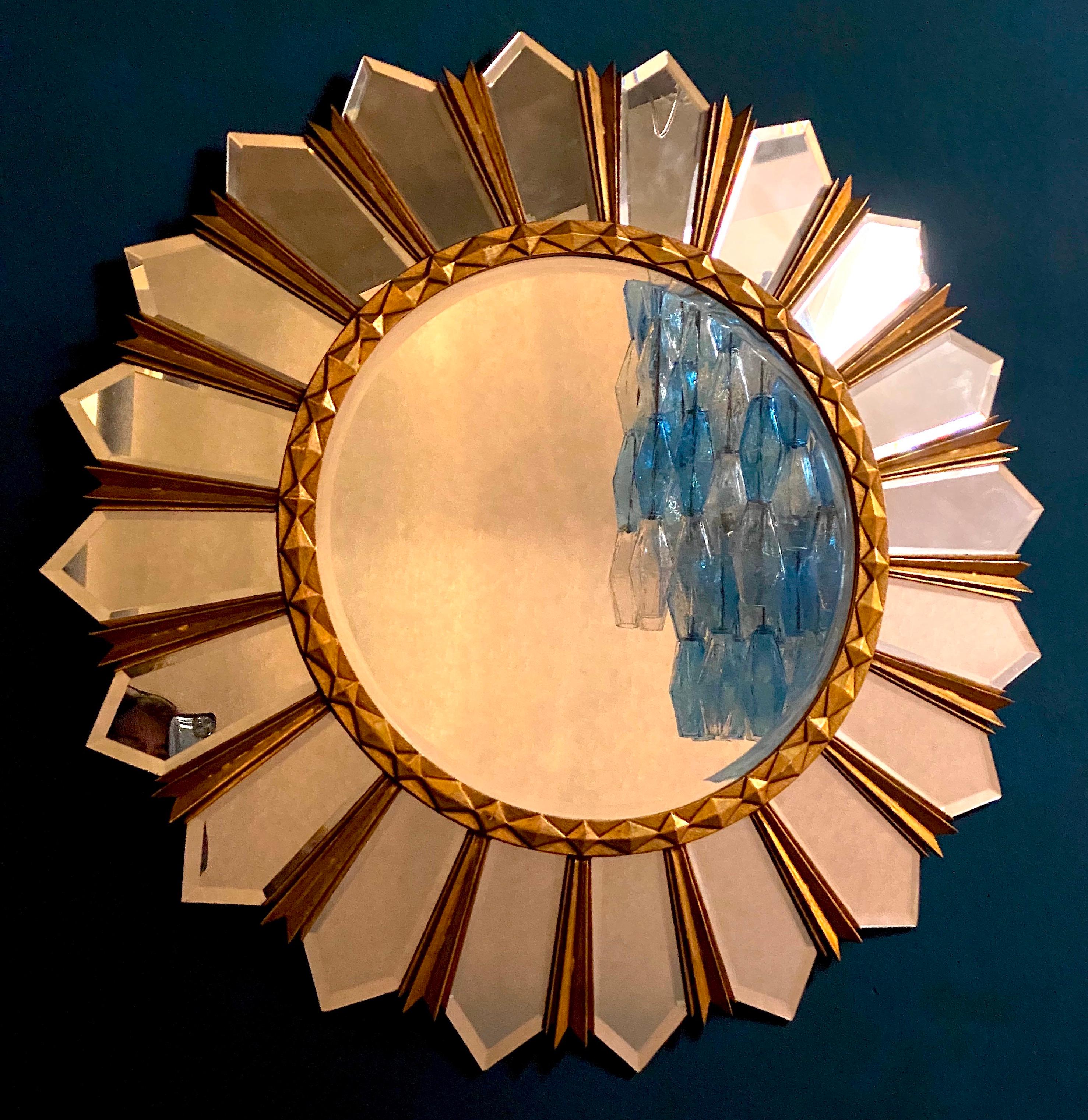Magnifique miroir doré en forme de soleil, avec un centre en verre miroir rond dans un cadre moulé.
Mesures : Diamètre 100cm 
Il s'agit d'un reflet de quelque chose d'autre, qui n'a rien à voir avec le miroir.
Parfait état vintage.
       