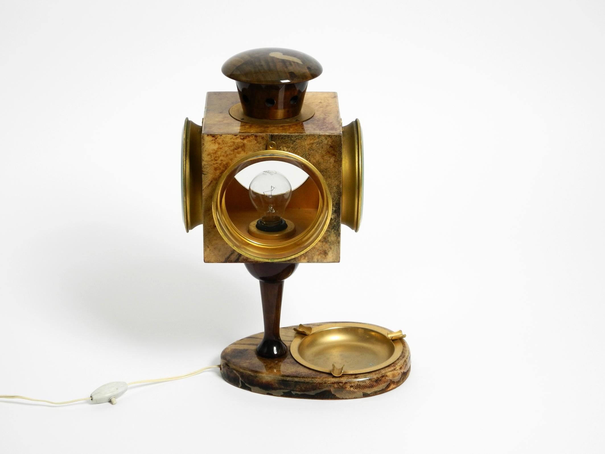 Bellissima lampada da tavolo italiana del Mid Century Modern di Aldo Tura.
Tipico design di Aldo Tura. Assomiglia a una lanterna. Prodotto in Italia.
Realizzato in legno e pelle di capra pergamenata marrone e ricoperto di vernice trasparente.