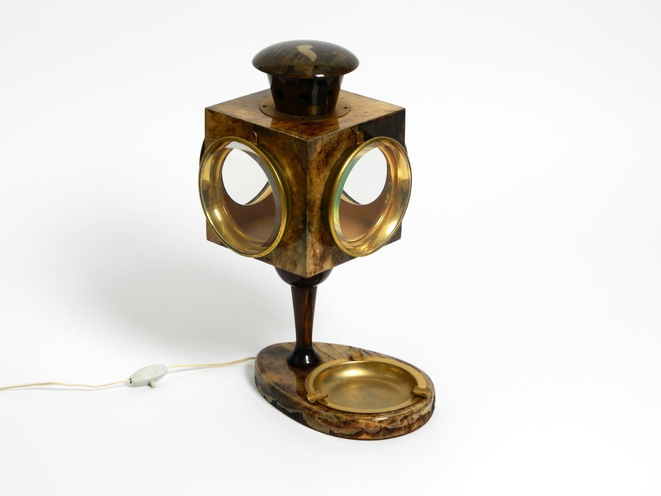 Mid-Century moderno Grande lampada da tavolo italiana del Mid Century di Aldo Tura disegnata come una lanterna in vendita