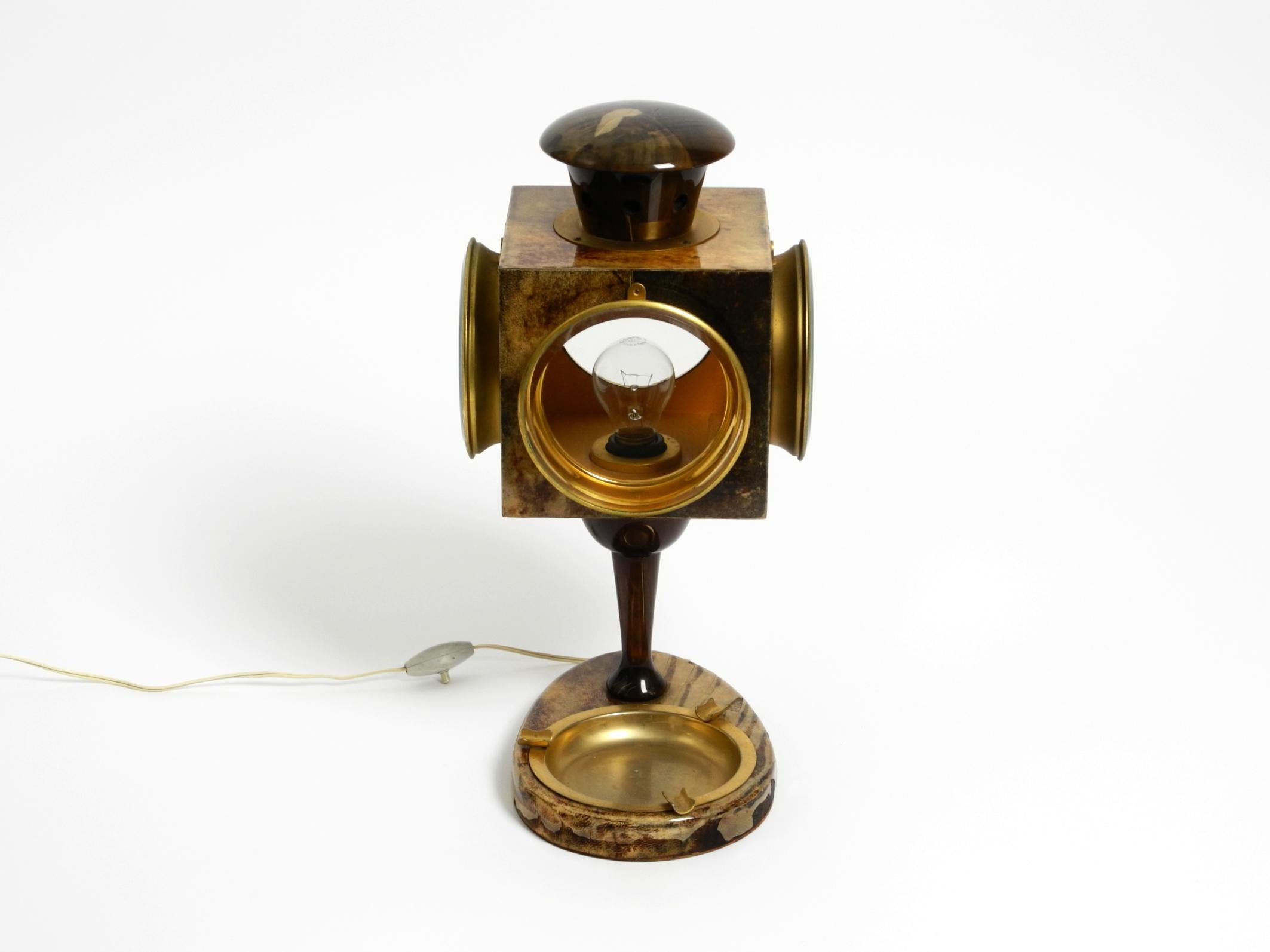 Italiano Grande lampada da tavolo italiana del Mid Century di Aldo Tura disegnata come una lanterna in vendita