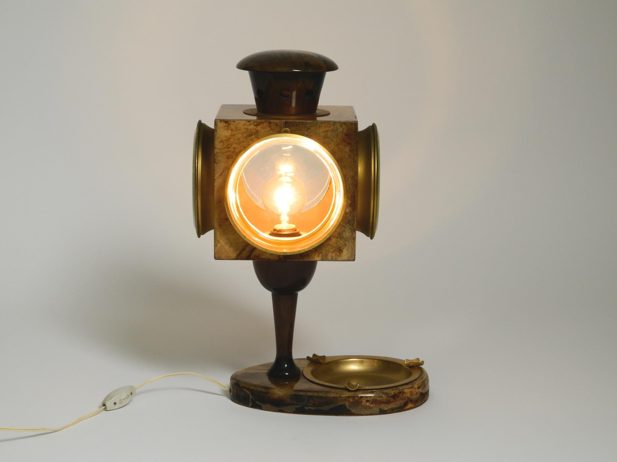 Metà XX secolo Grande lampada da tavolo italiana del Mid Century di Aldo Tura disegnata come una lanterna in vendita