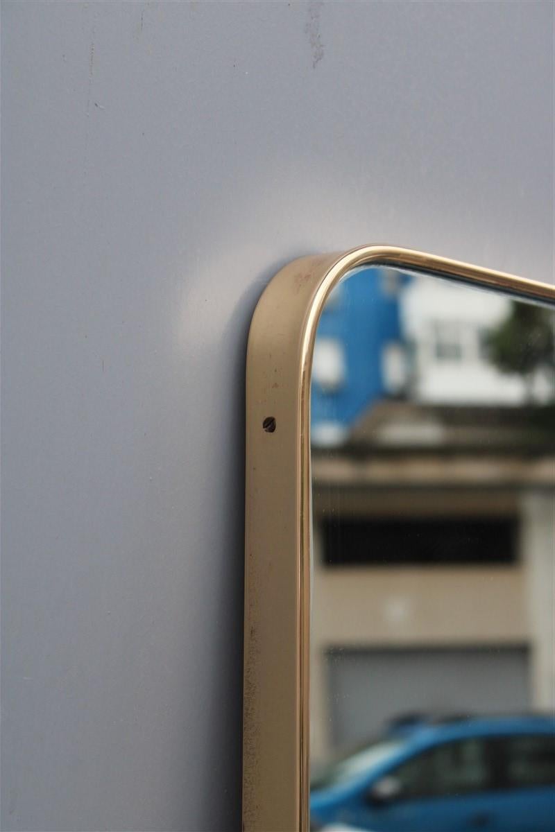 Large Italian Mid-Century Wall Mirror with Rounded Minimal Gold Brass Frame In Good Condition In Palermo, Sicily