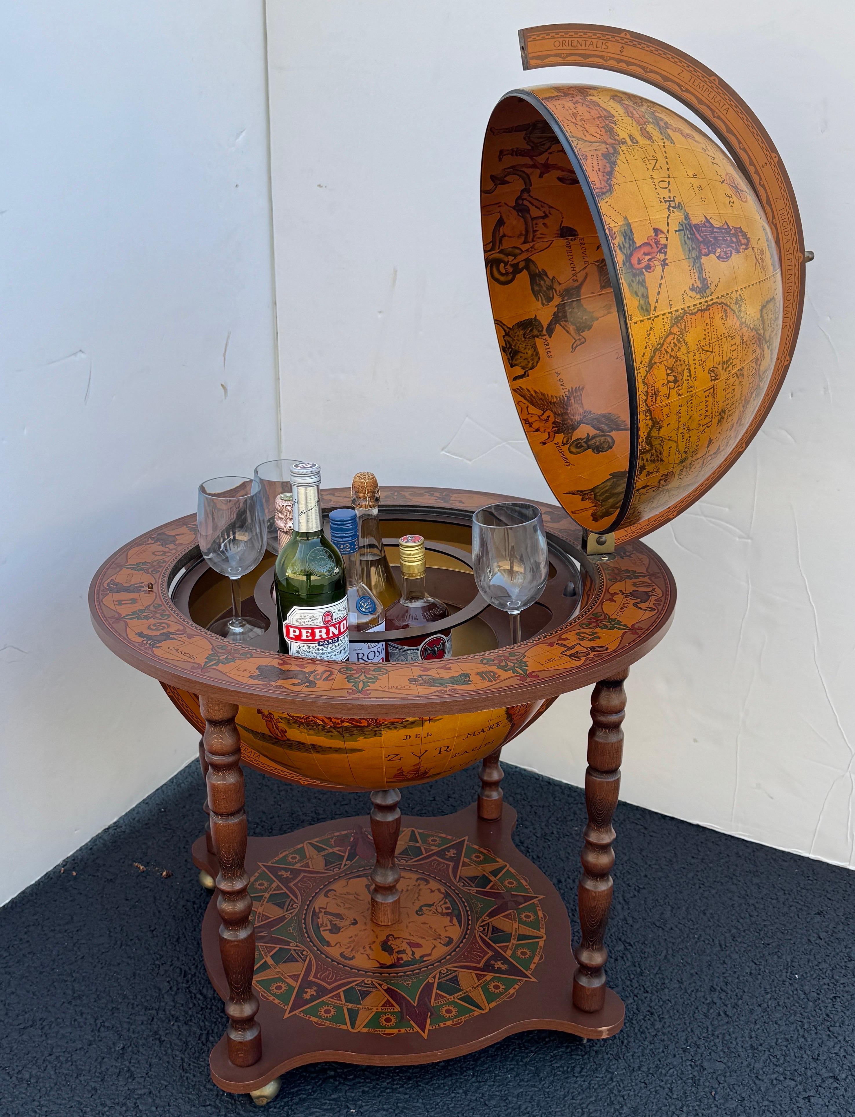 Große italienische Mid-Century Holz Globus Zodiac Barwagen (Italienisch) im Angebot