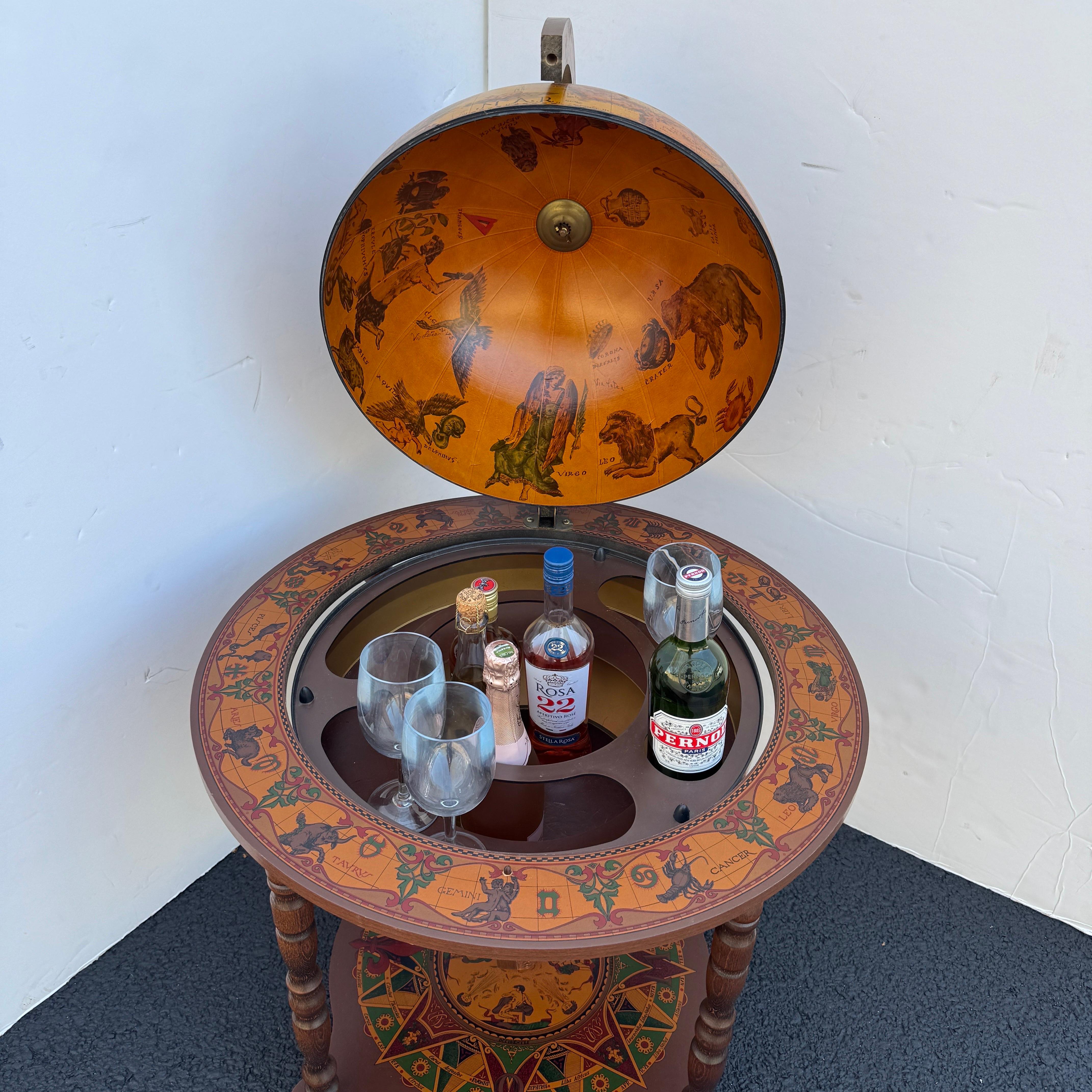 Große italienische Mid-Century Holz Globus Zodiac Barwagen (Handgefertigt) im Angebot