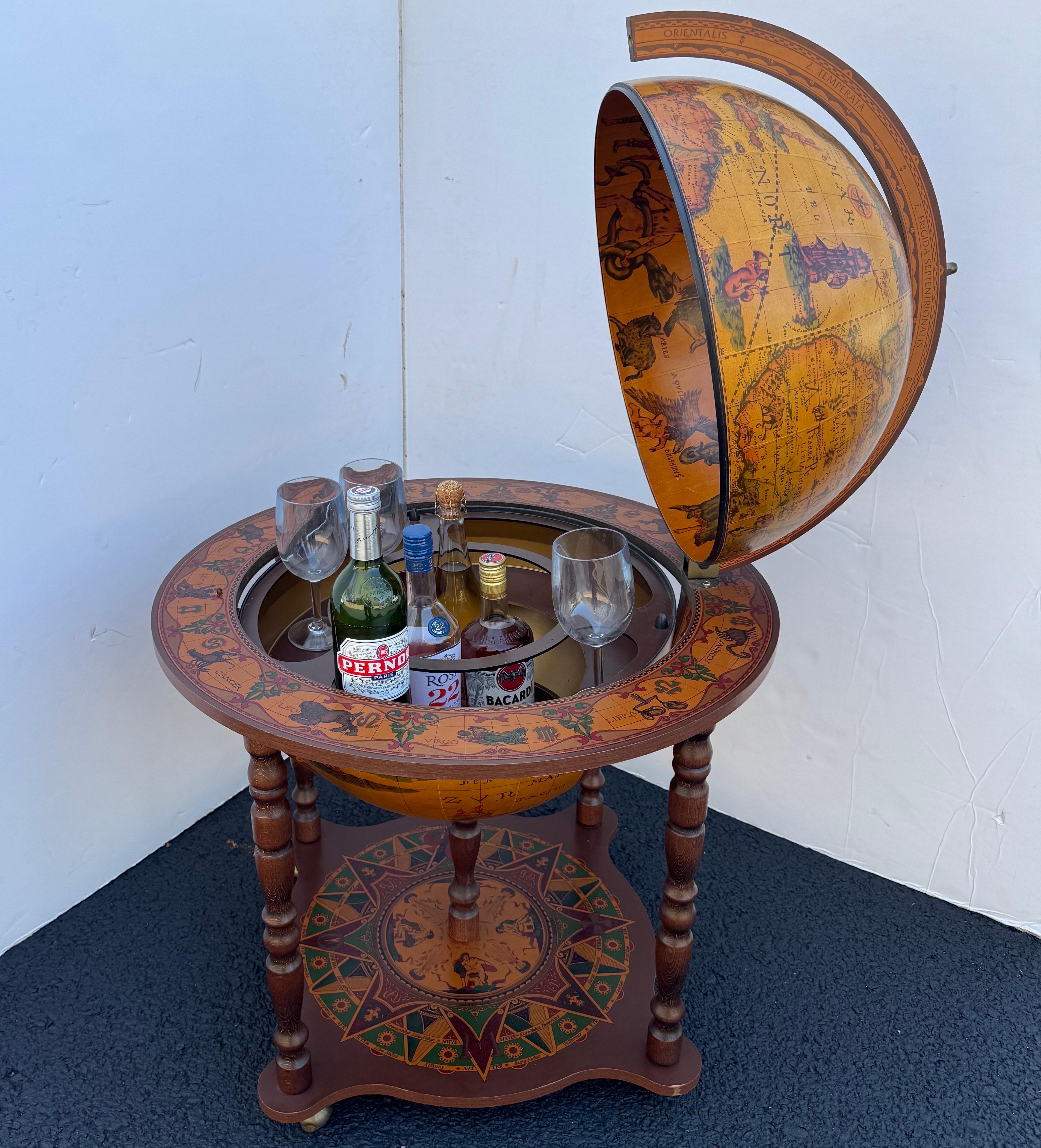 Große italienische Mid-Century Holz Globus Zodiac Barwagen im Zustand „Gut“ im Angebot in Haddonfield, NJ