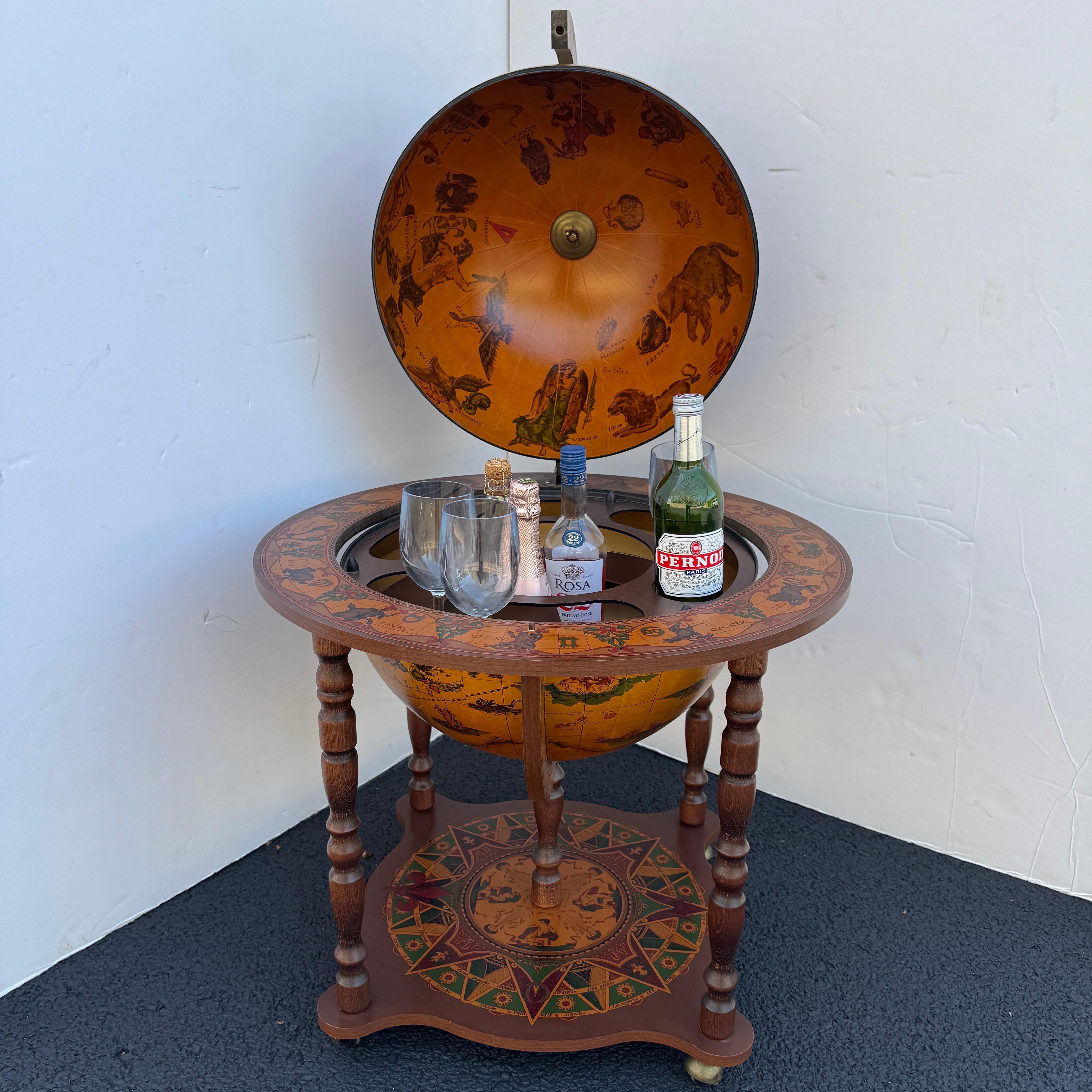 Große italienische Mid-Century Holz Globus Zodiac Barwagen (20. Jahrhundert) im Angebot