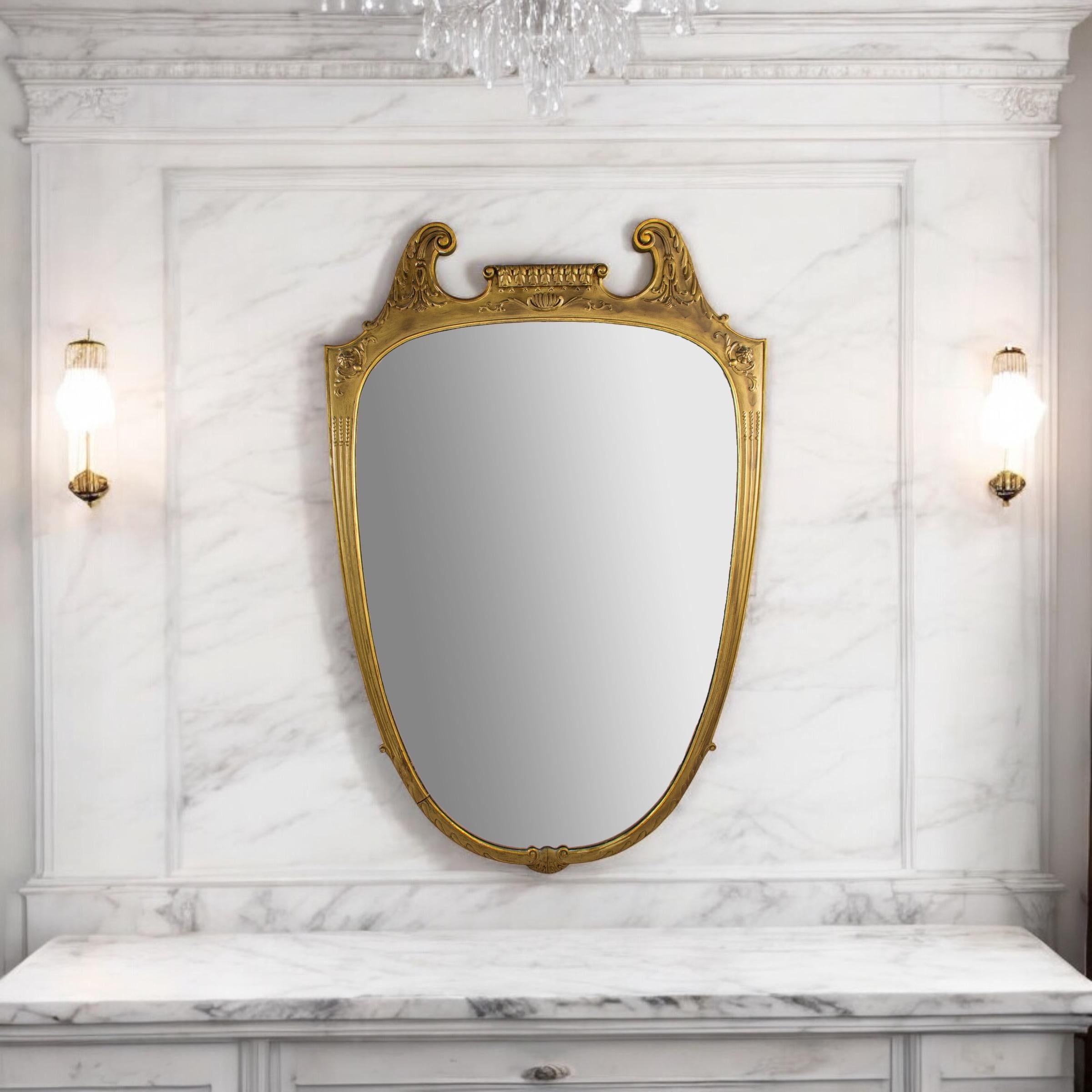 Italiano Grande specchio italiano del Medioevo in legno dorato, 1950' in vendita