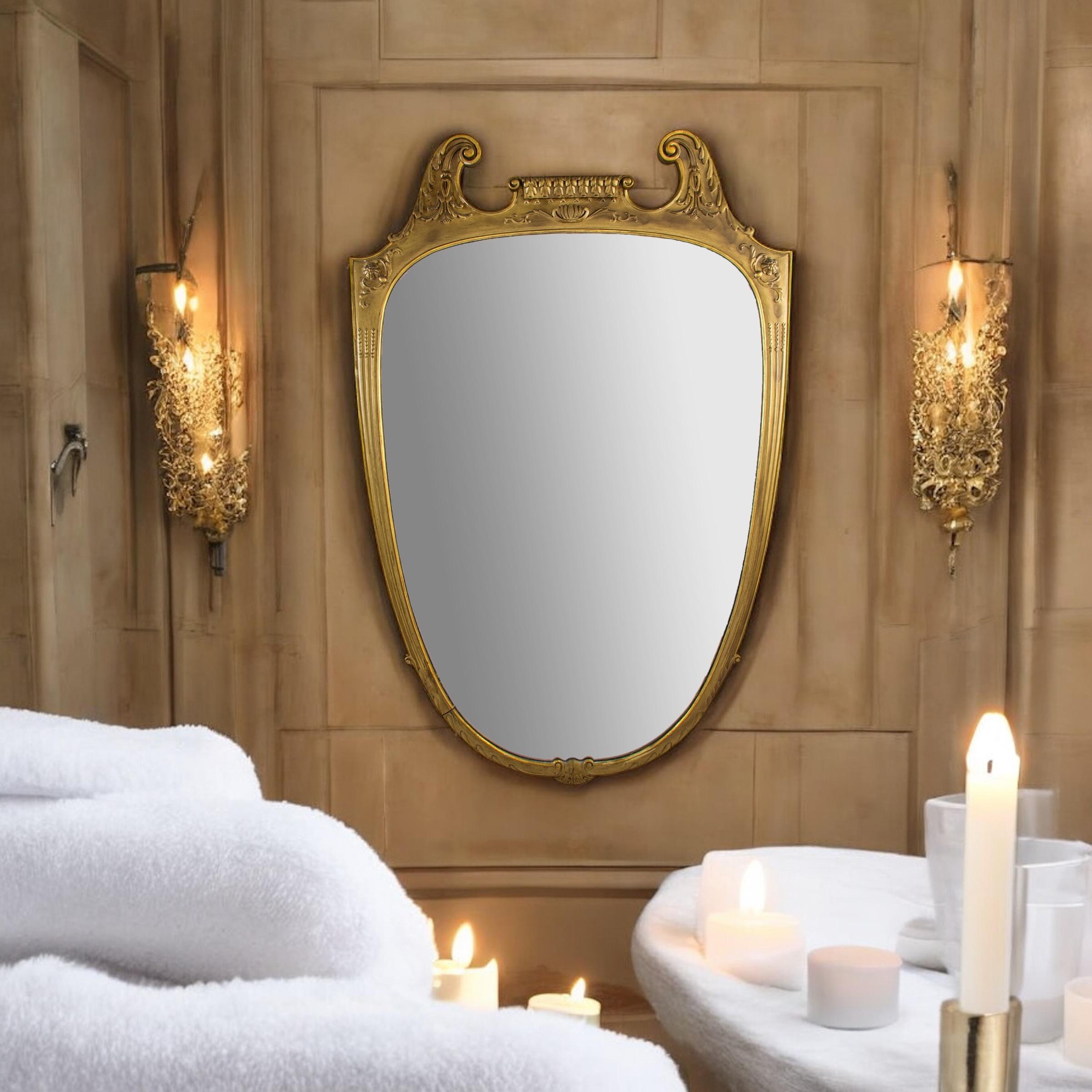 Grande specchio italiano del Medioevo in legno dorato, 1950' in vendita 2