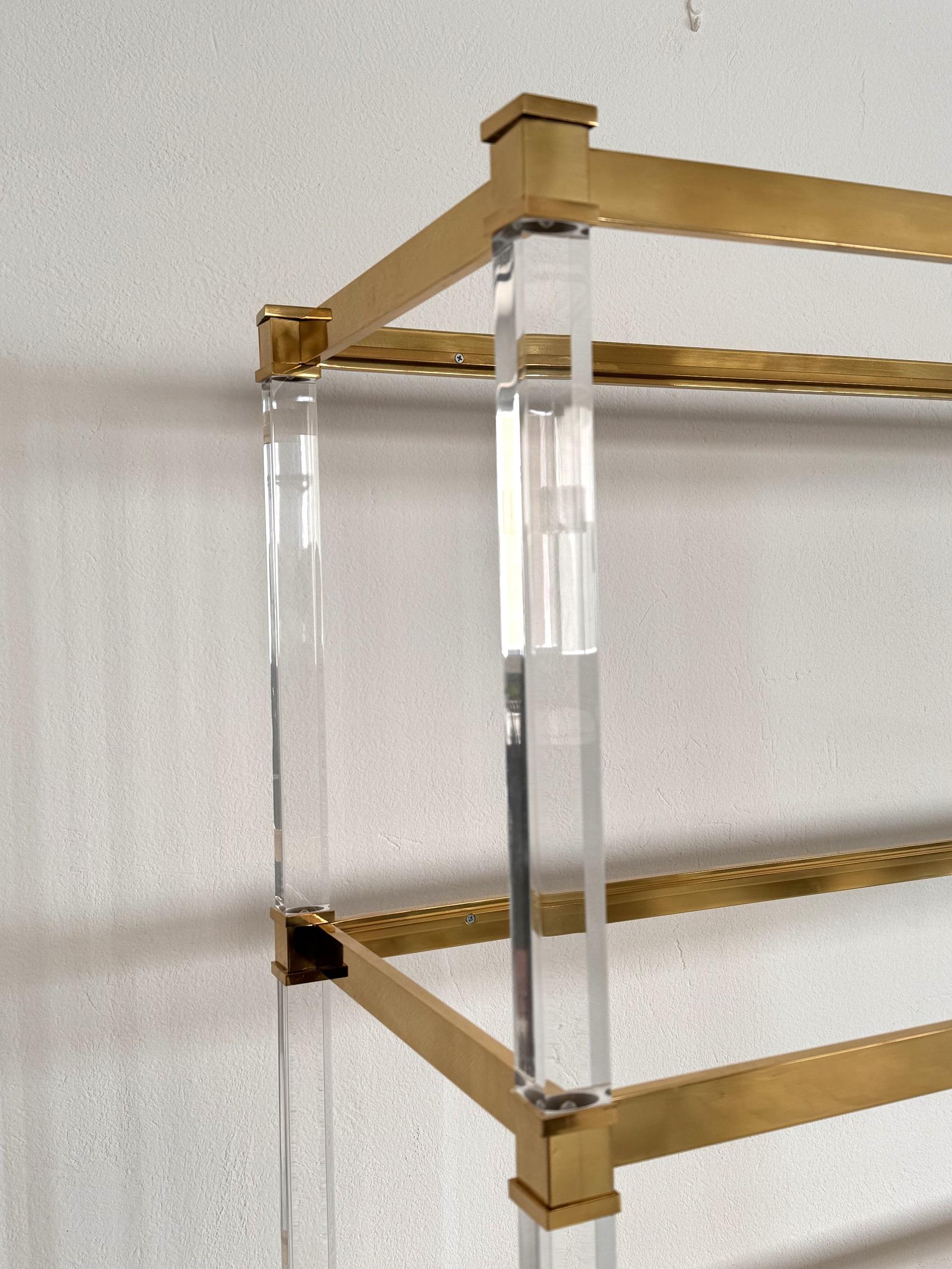 Large Italian Midcentury Shelf in Lucite and Glass, 1980s For Sale 5