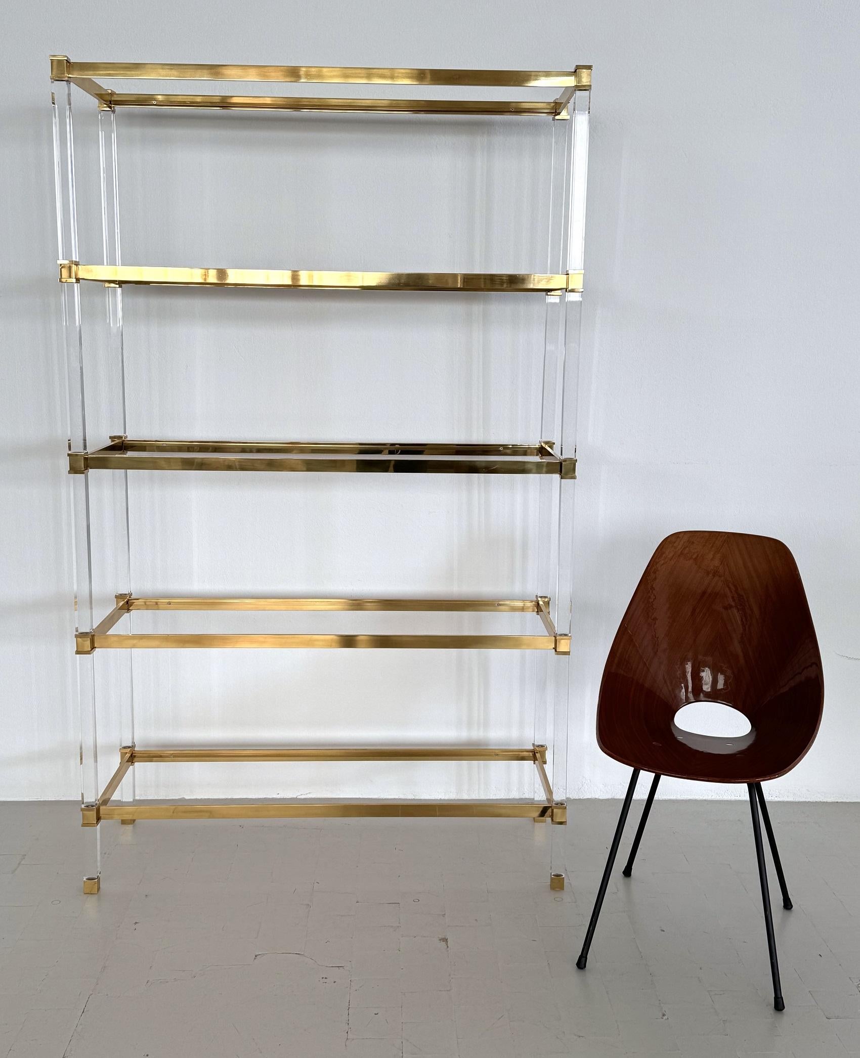 Large Italian Midcentury Shelf in Lucite and Glass, 1980s

Large, elegant free-standing shelf with five shelves.
The frame of the shelf is made of transparent polycarbonate (lucite), the shelves are made of glass, and the connecting pieces are made