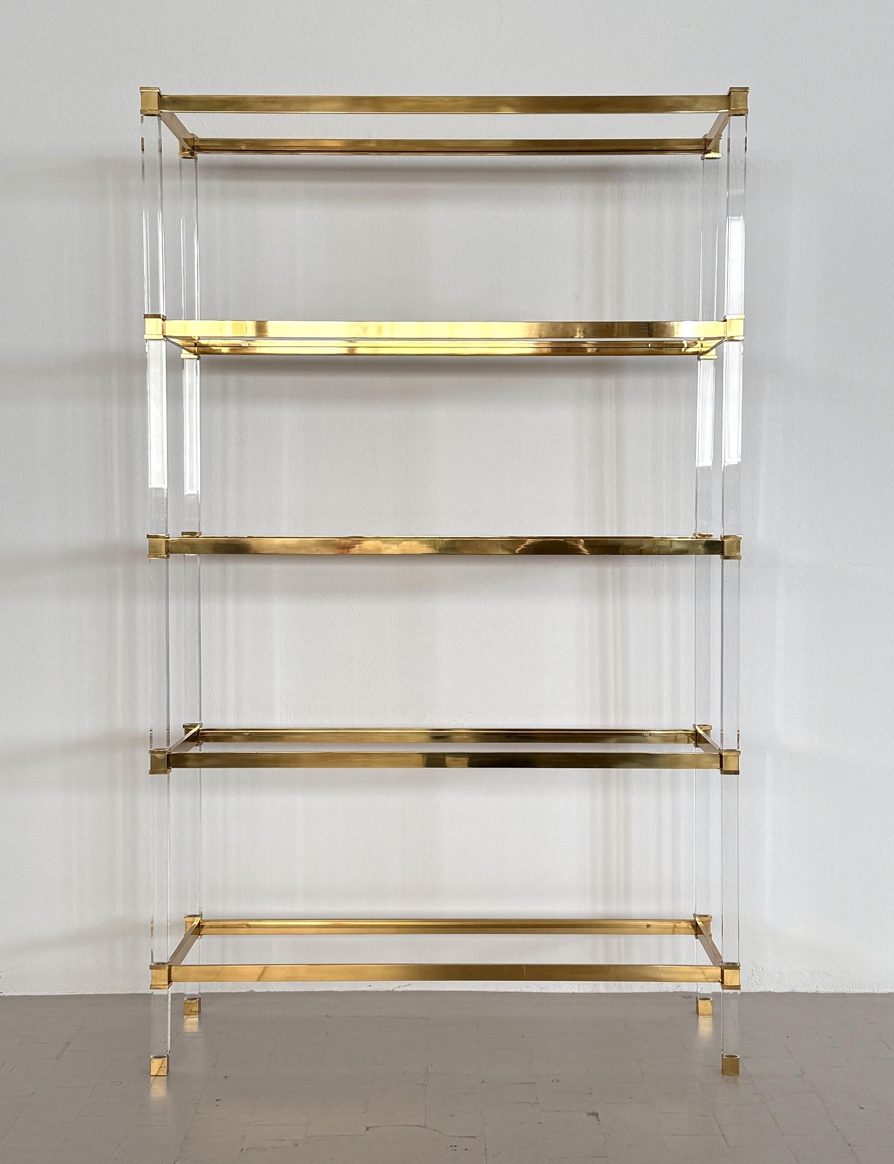 Large Italian Midcentury Shelf in Lucite and Glass, 1980s In Good Condition For Sale In Morazzone, Varese