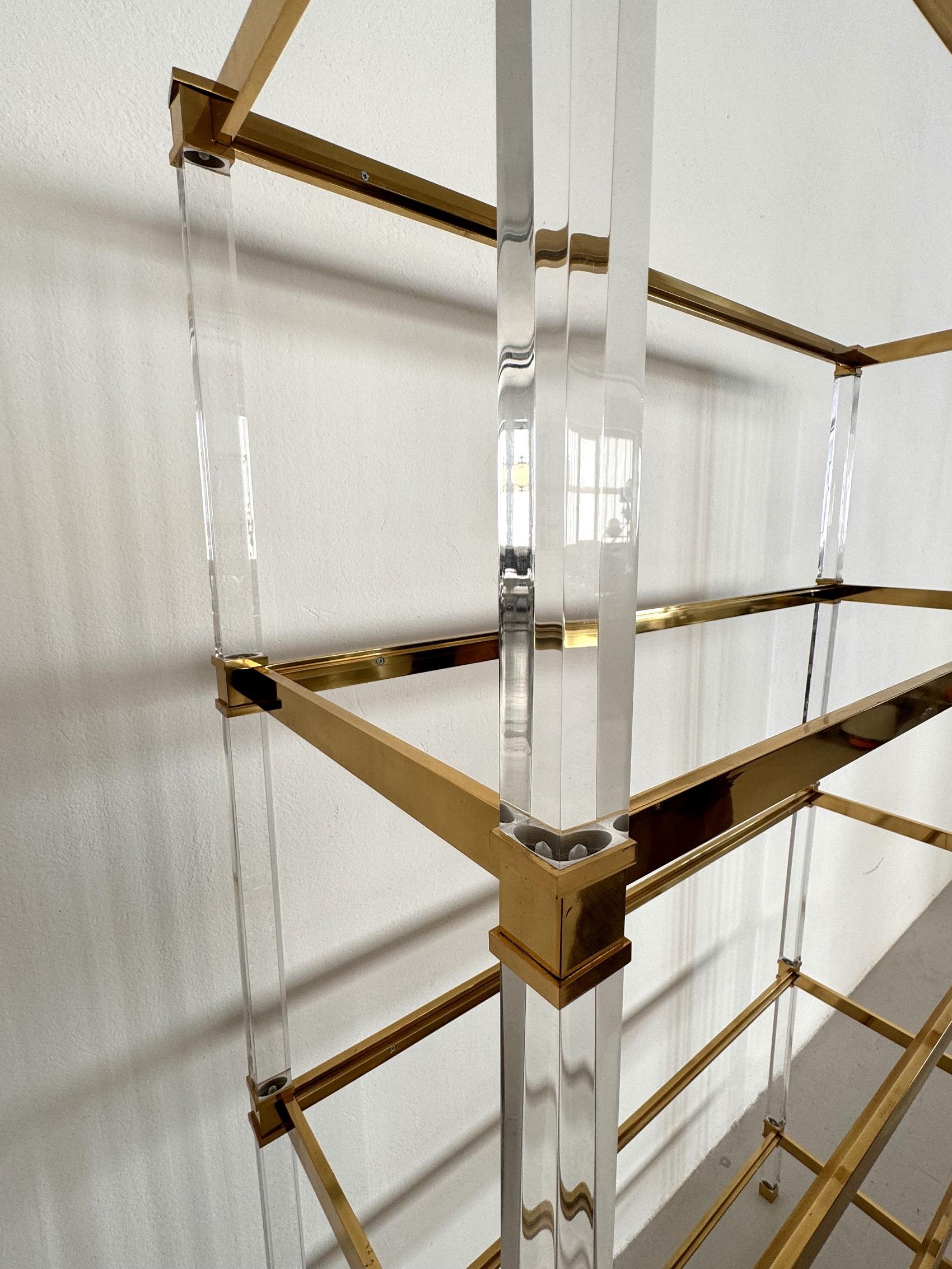 Large Italian Midcentury Shelf in Lucite and Glass, 1980s For Sale 2