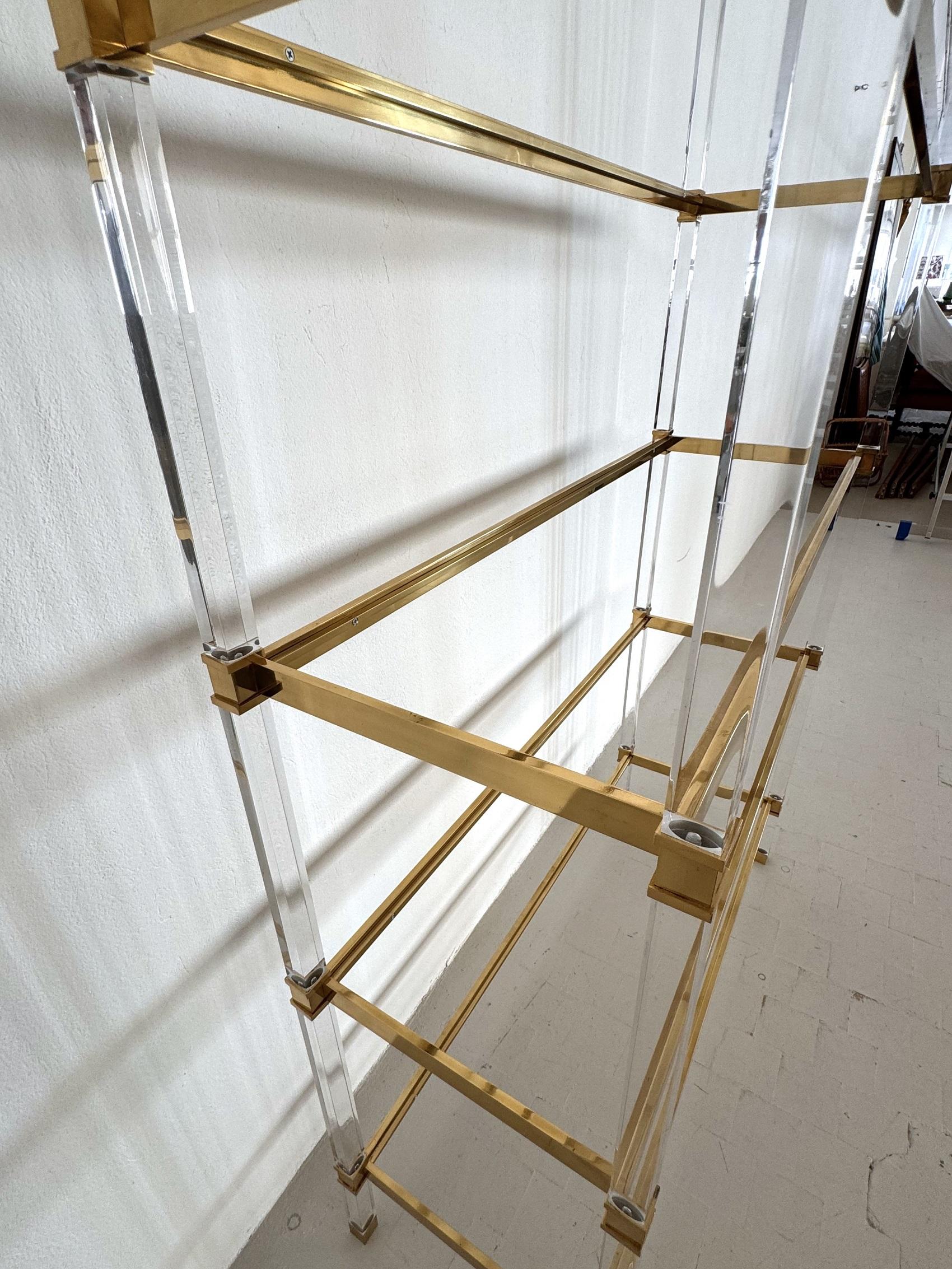 Large Italian Midcentury Shelf in Lucite and Glass, 1980s For Sale 3