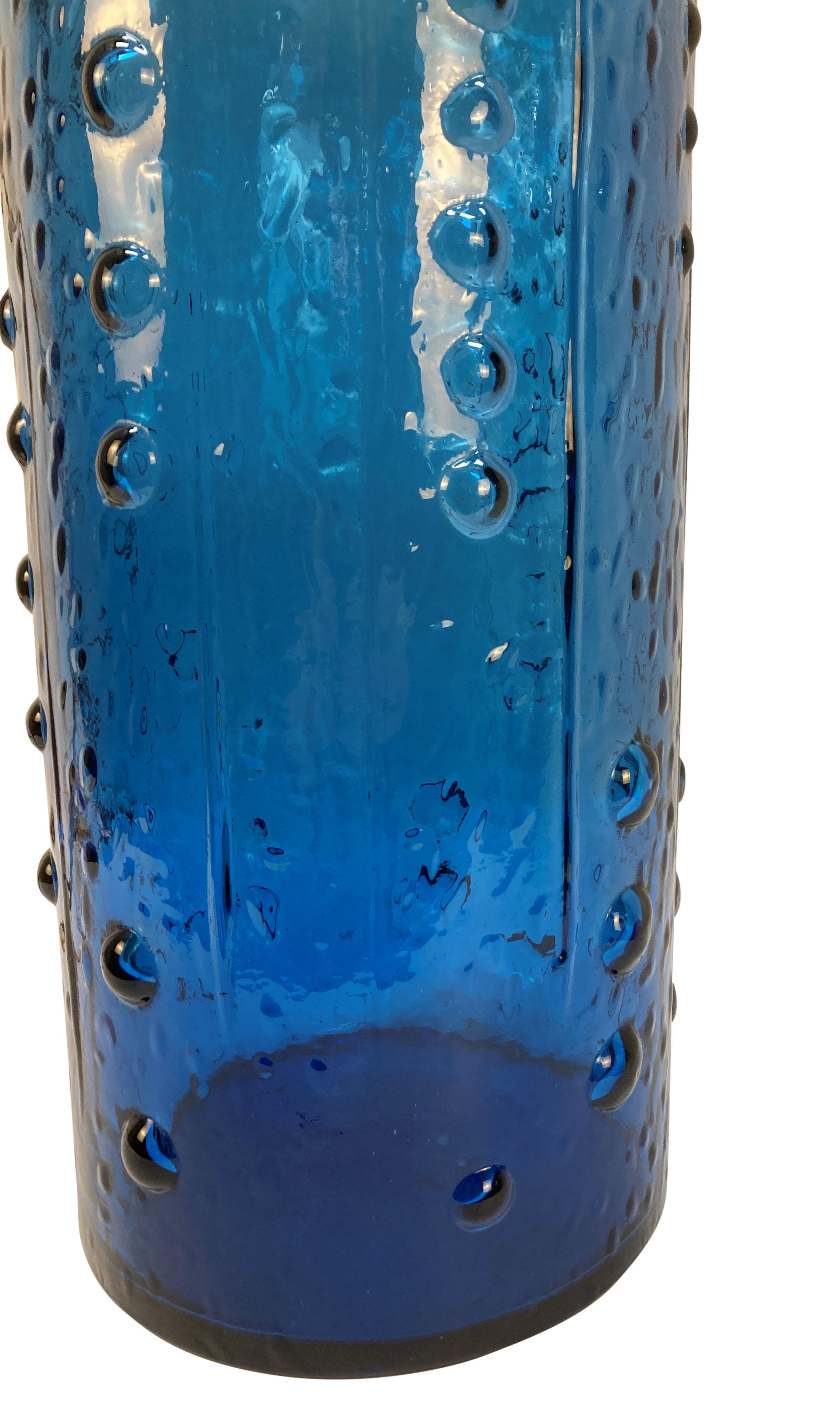 Grande lampe italienne du milieu du siècle en verre soufflé à la main, de couleur bleue, avec des accessoires en laiton et un cordon en soie dorée.