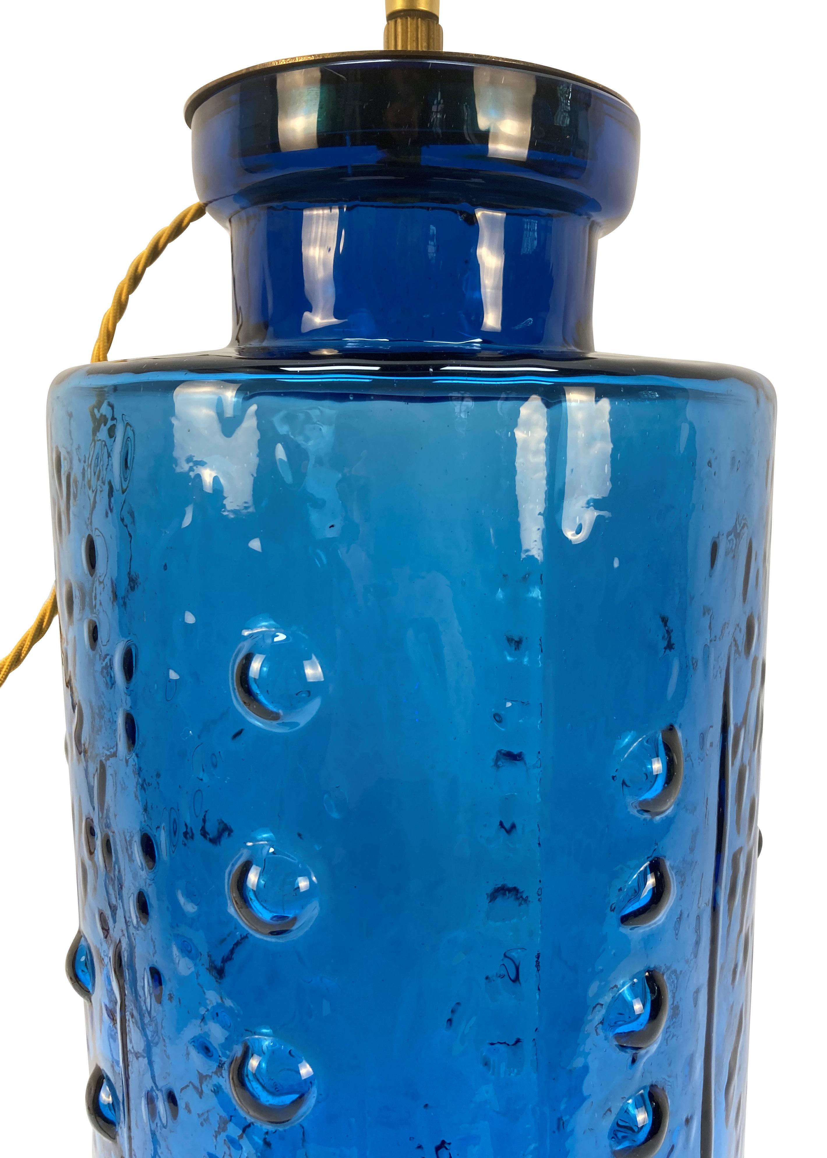 Mid-Century Modern Grande lampe de table italienne du milieu du siècle en verre bleu en vente
