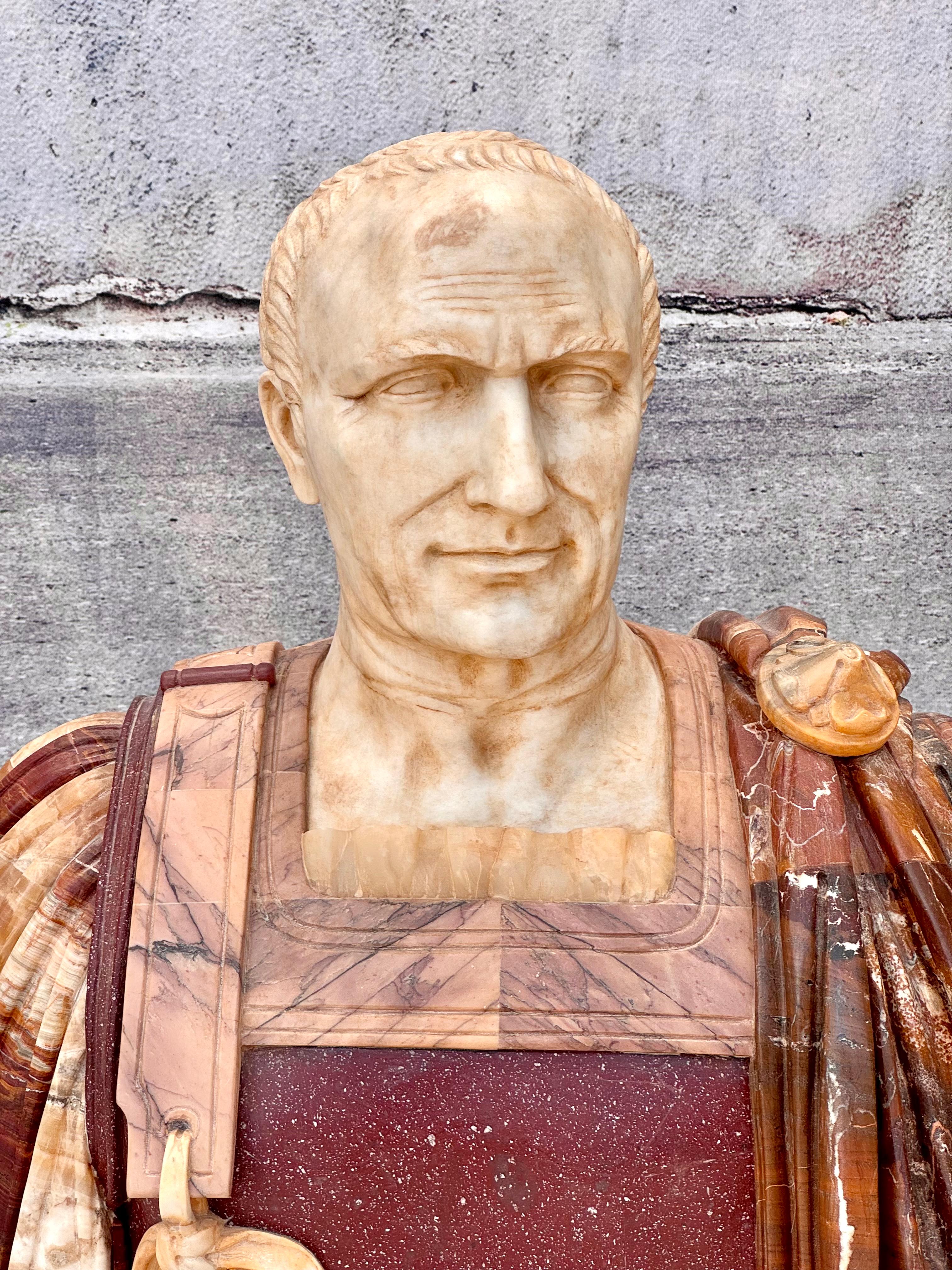 Große italienische Marmorbüste des Kaisers Julius Caesar aus gemischtem Marmor im Angebot 3
