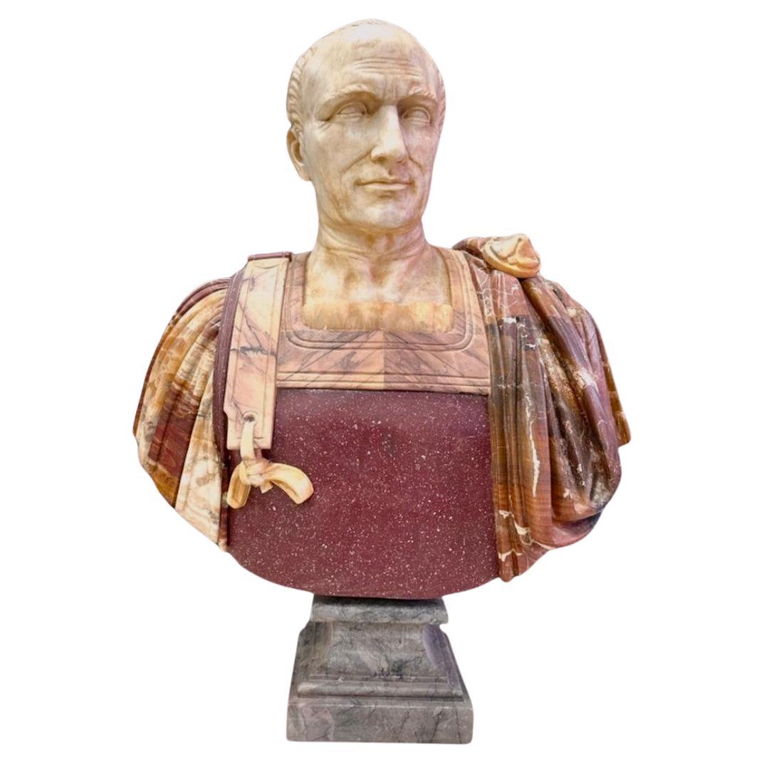 Grand buste italien en marbre mélangé de l'empereur Julius Caesar