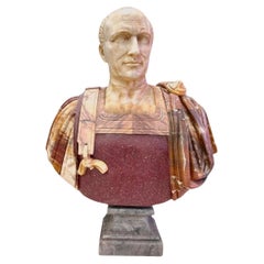 Grand buste italien en marbre mélangé de l'empereur Julius Caesar
