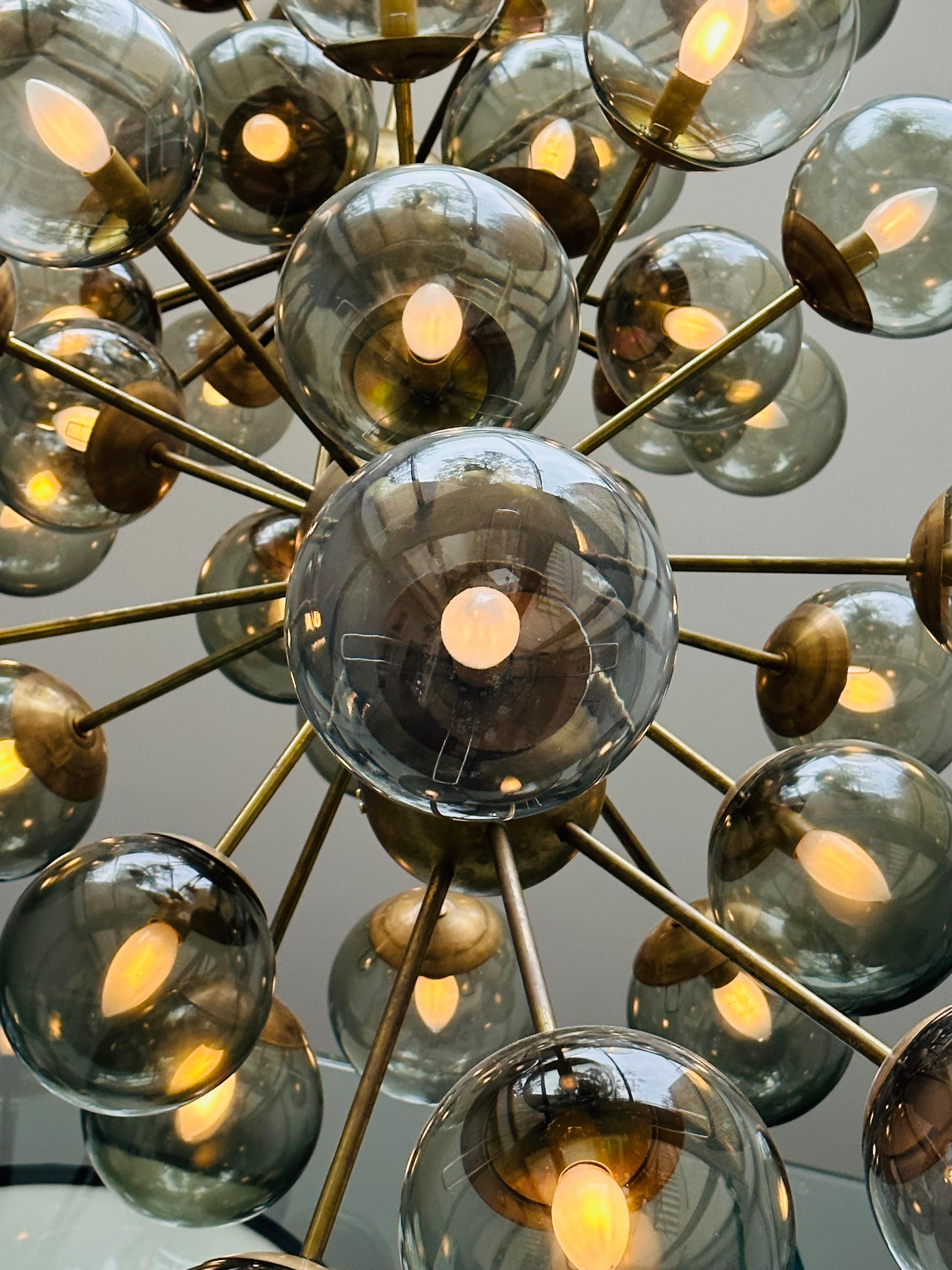 Large Italian Modern 1980s Murano Glass Globe & Aged Brass Sputnik Chandelier For Sale 5