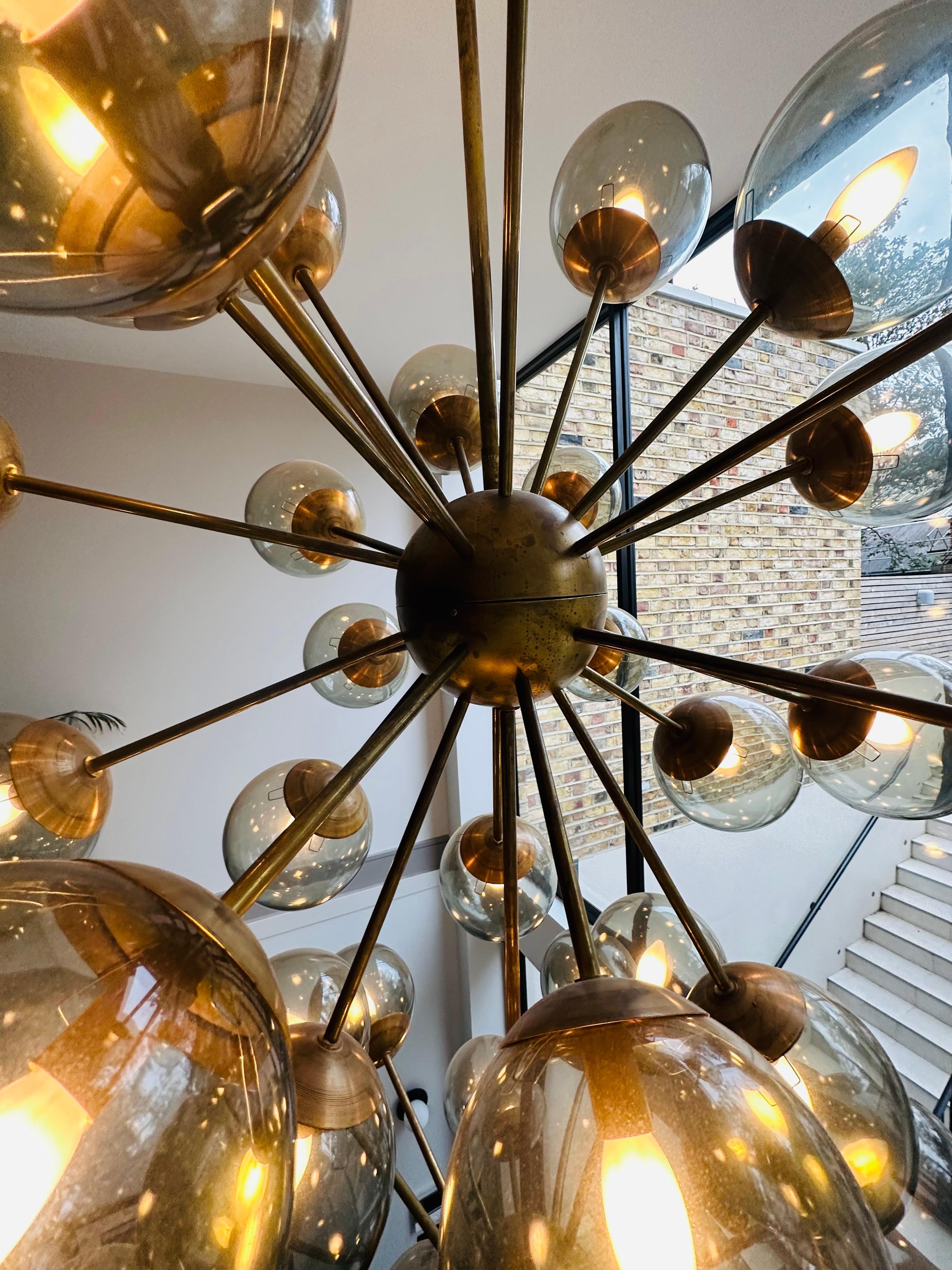 Large Italian Modern 1980s Murano Glass Globe & Aged Brass Sputnik Chandelier For Sale 6