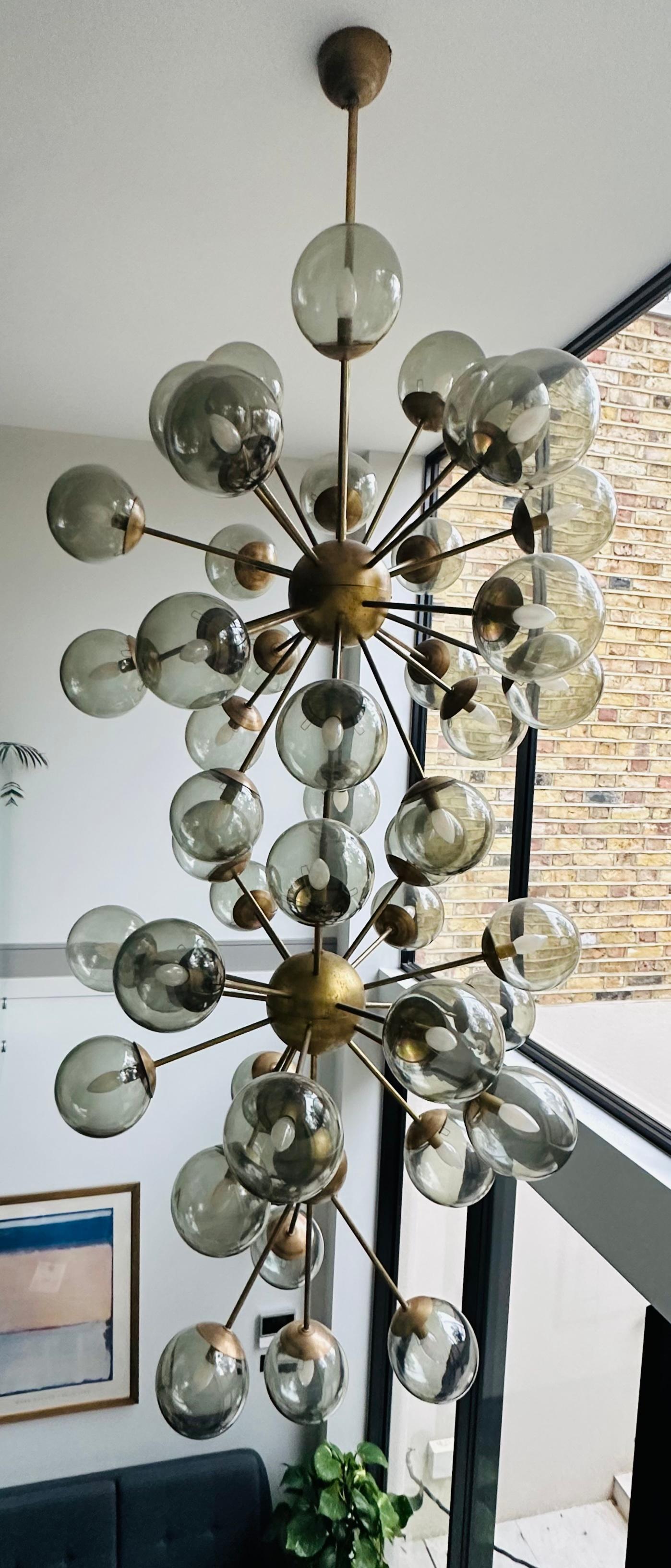 Large Italian Modern 1980s Murano Glass Globe & Aged Brass Sputnik Chandelier For Sale 12