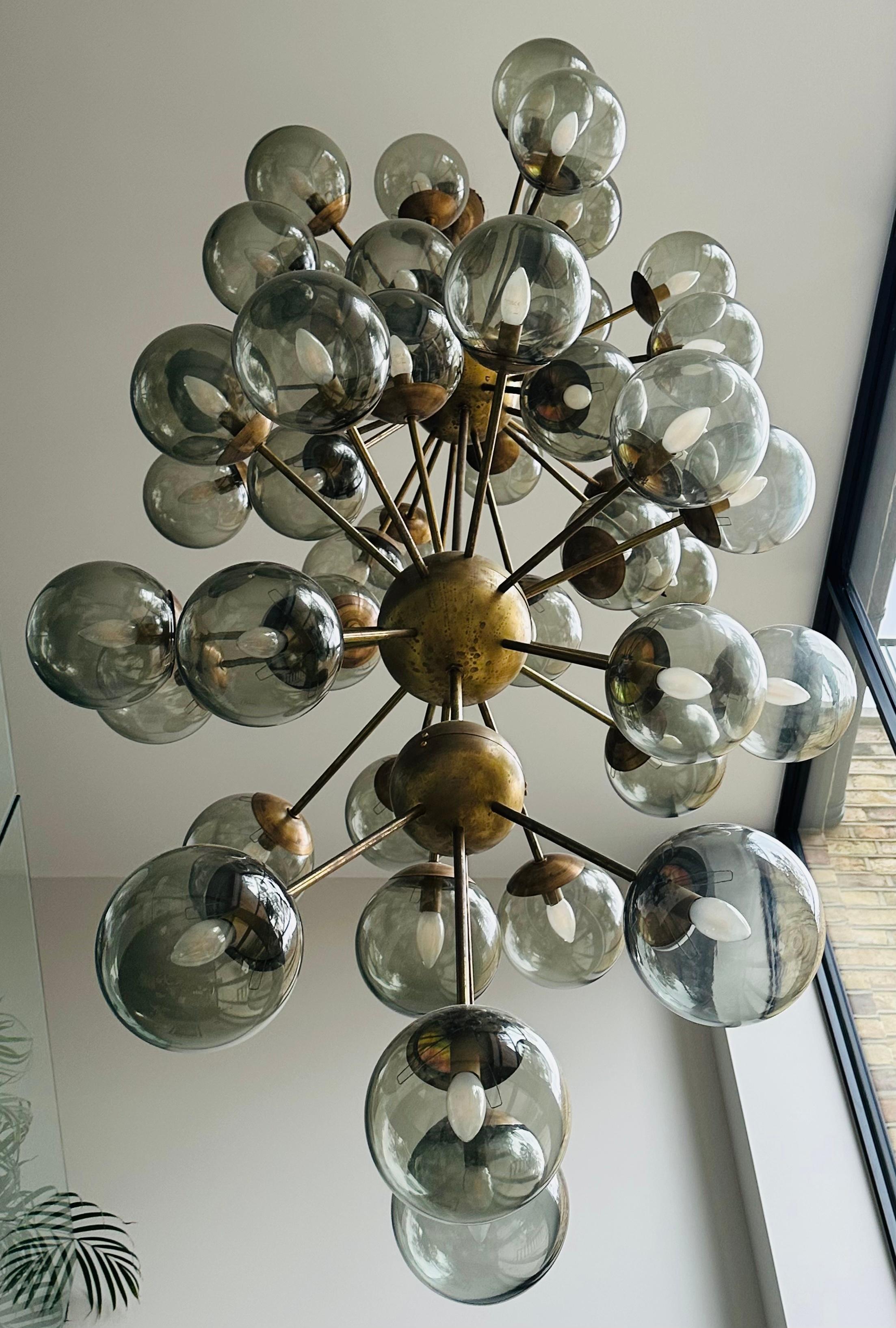 Large Italian Modern 1980s Murano Glass Globe & Aged Brass Sputnik Chandelier For Sale 13