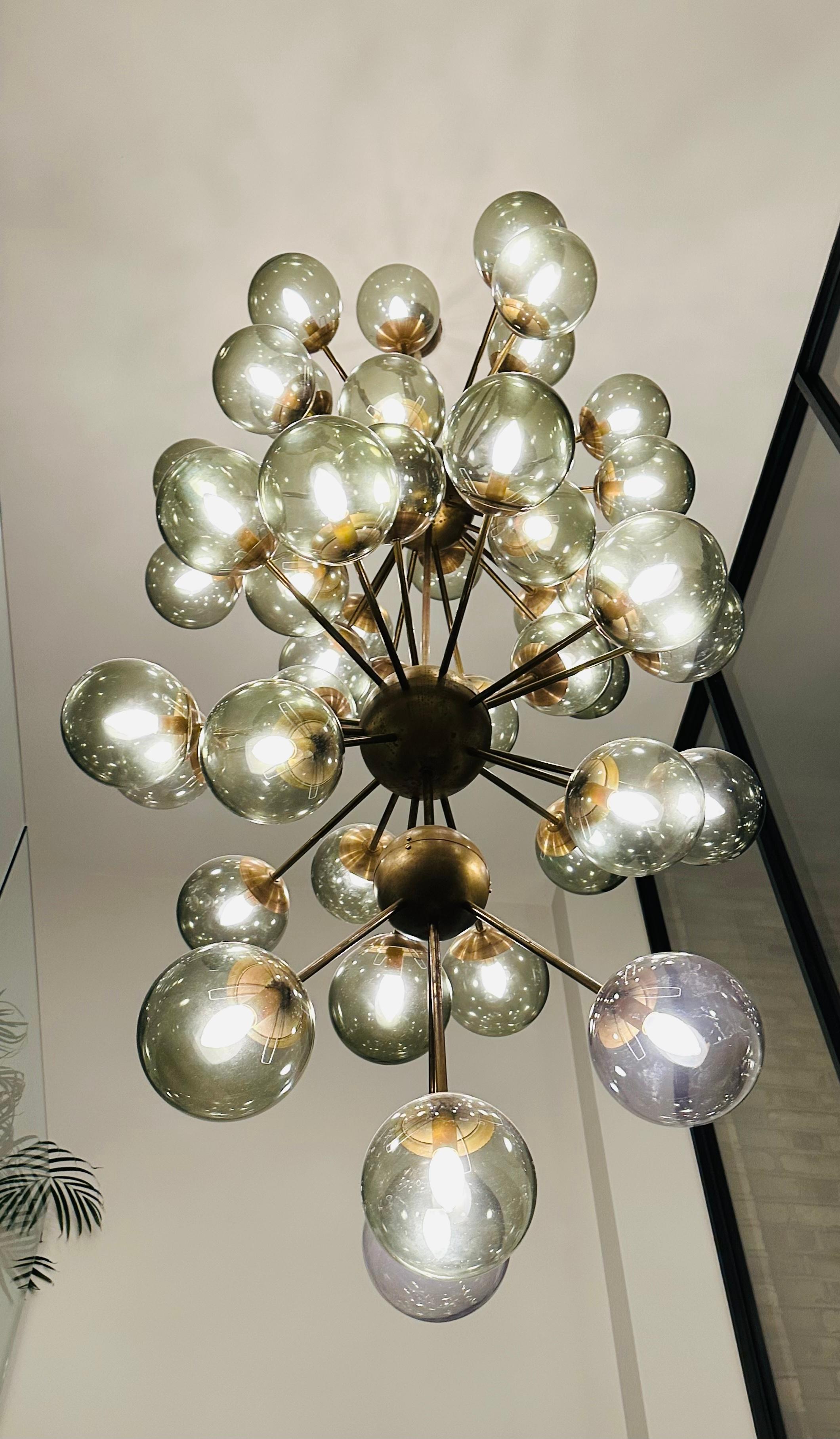 Large Italian Modern 1980s Murano Glass Globe & Aged Brass Sputnik Chandelier For Sale 1