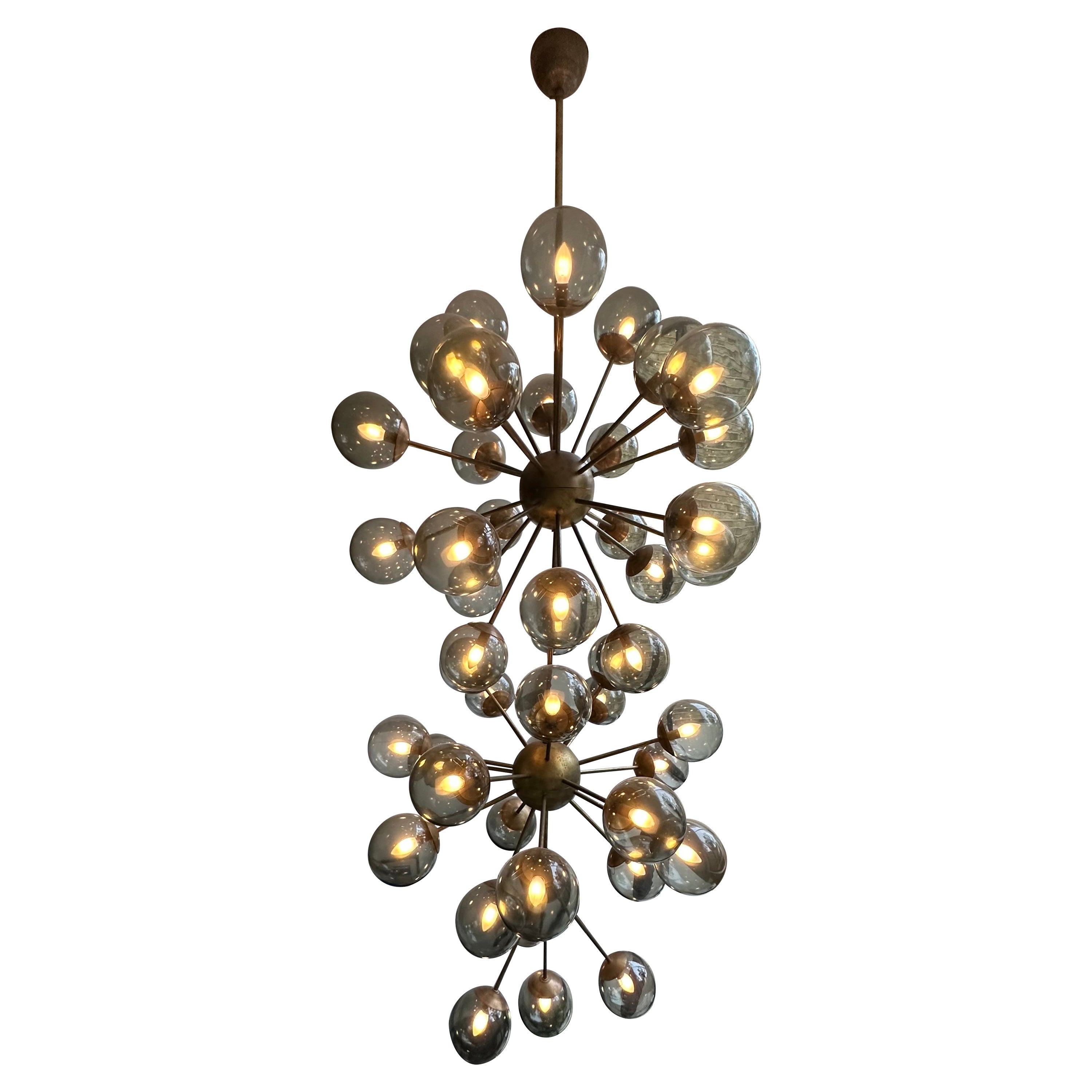 Grande lampadario italiano moderno degli anni '80 in vetro di Murano e ottone invecchiato Sputnik