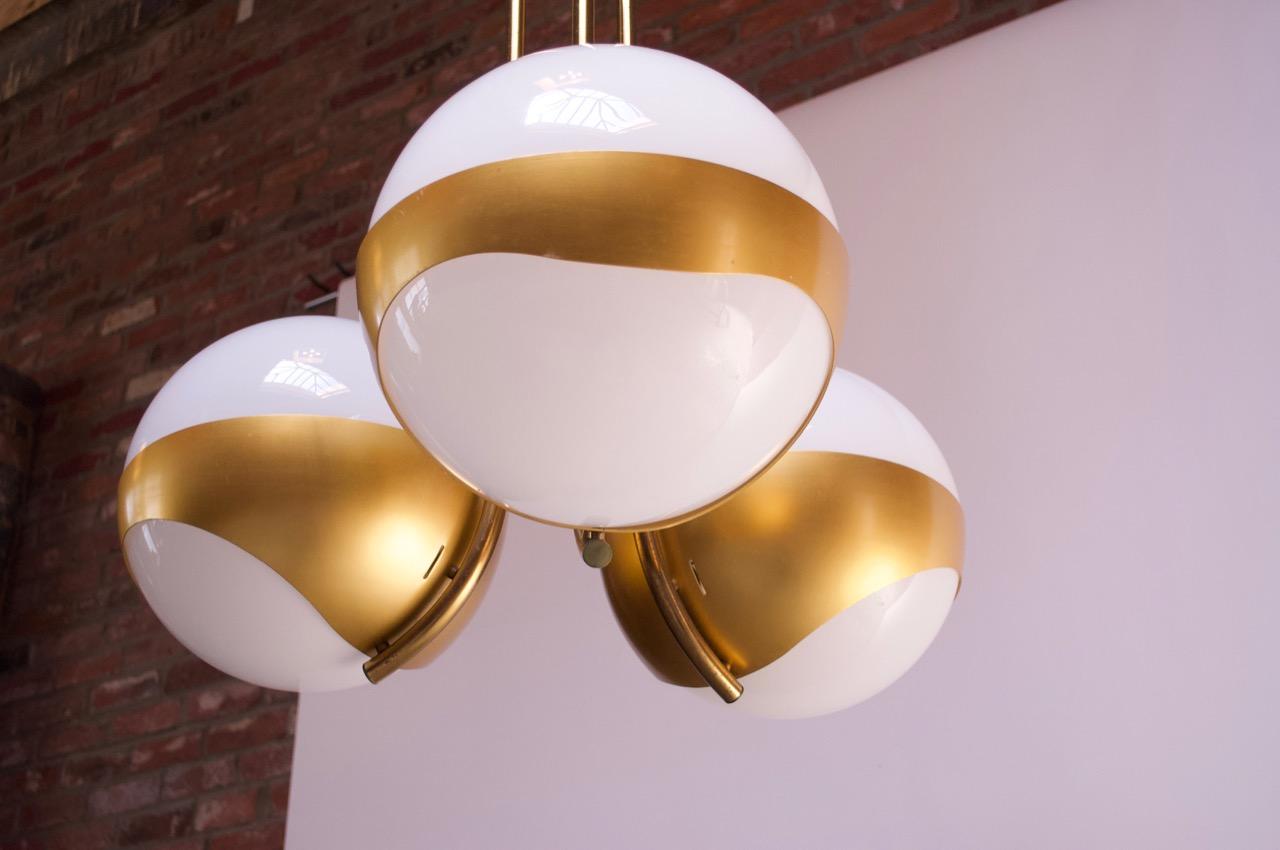 Large Italian Modern Brass and Milk Glass Chandelier by Lamperti For Sale 1