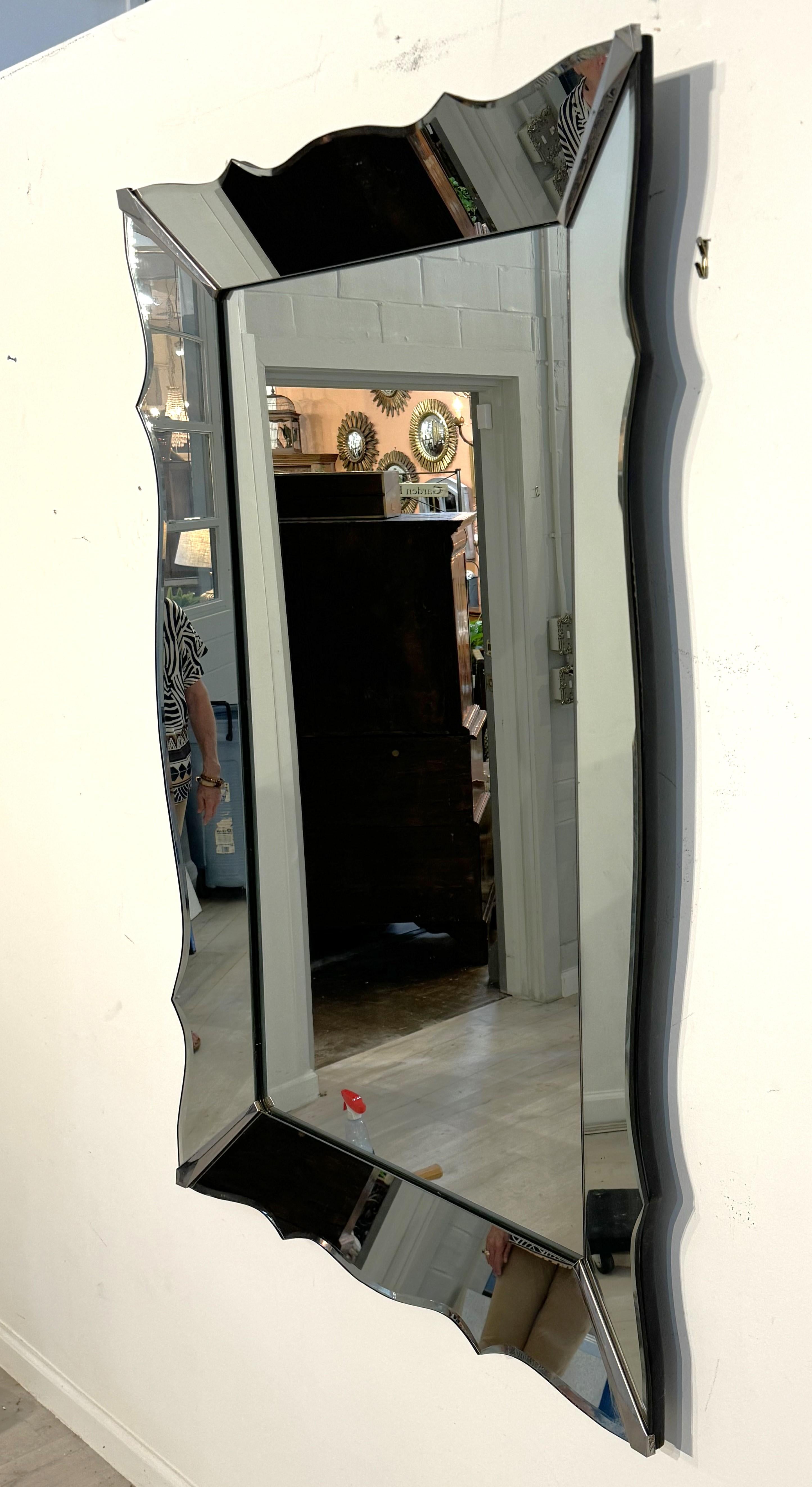 Großer moderner italienischer Ankleide- oder Wandspiegel  (H 58 1/4 x B 38 1/4) (Glas) im Angebot
