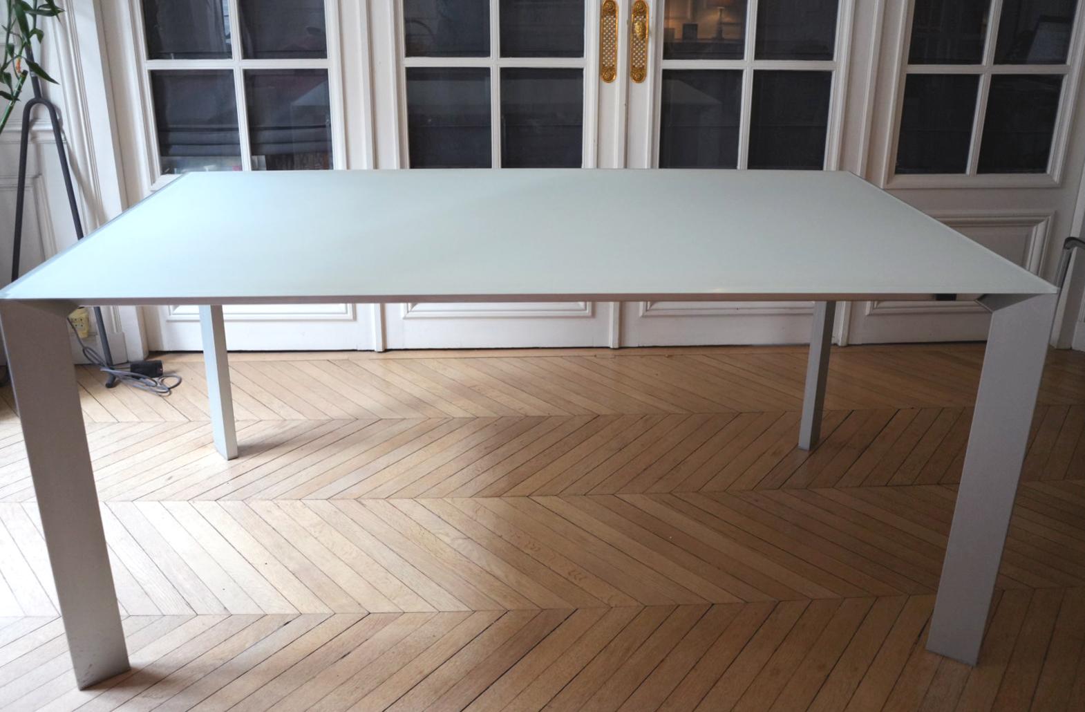 Superbe table italienne pour salle à manger.
Base élégante en aluminium et plateau en verre sablés blancs. 
Deux extensions pliables se glissent sous le plateau coulissant pour accueillir
jusqu'à 12 personnes.
Meubles au design moderne sobre,