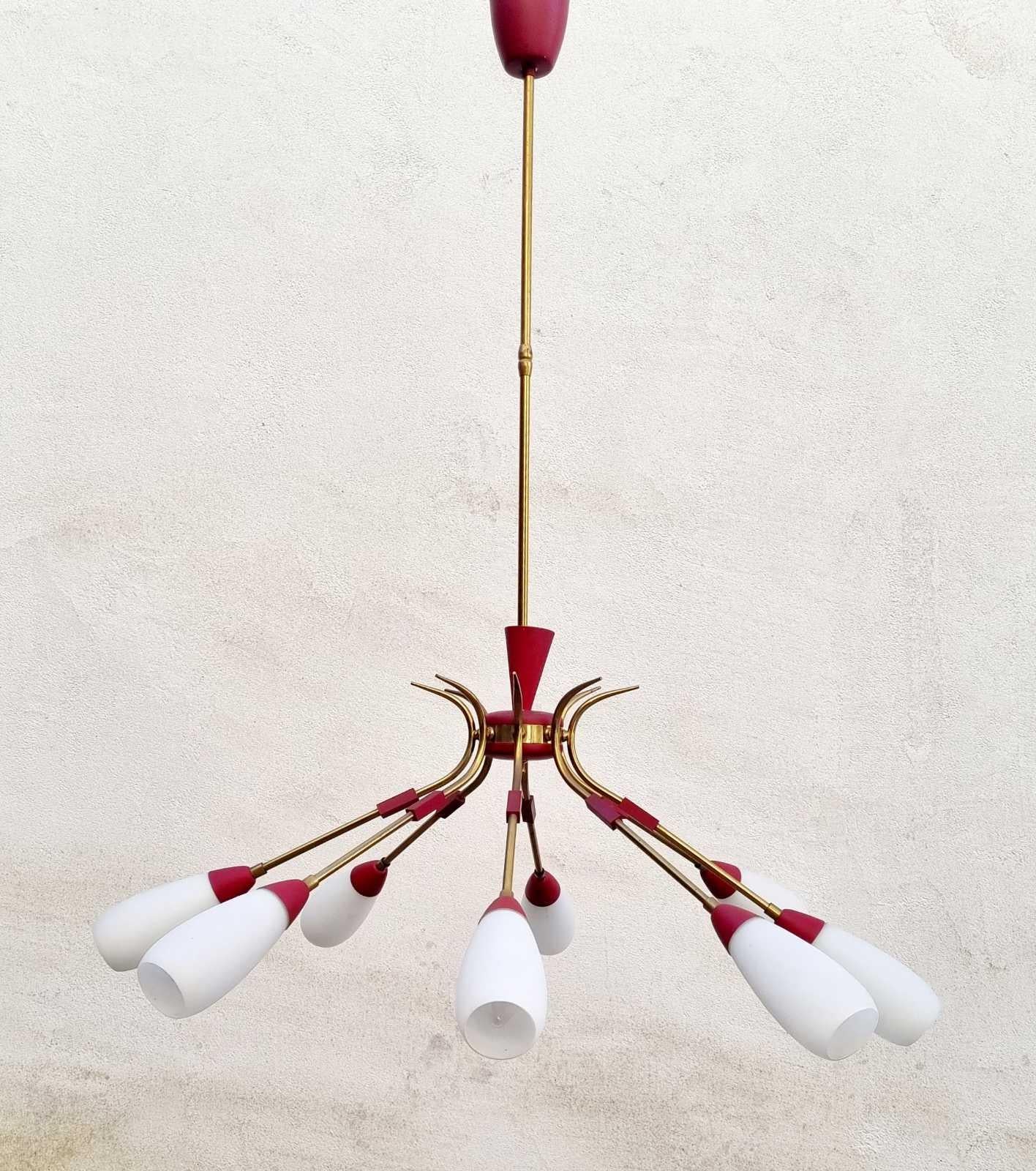 Questo straordinario lampadario moderno a 8 bracci Italina è stato realizzato negli anni '60 in Italia.

Come puoi vedere dalla foto, la luce che emana è straordinaria, quindi è perfetta per ogni spazio. Un pezzo unico vintage per la tua bella