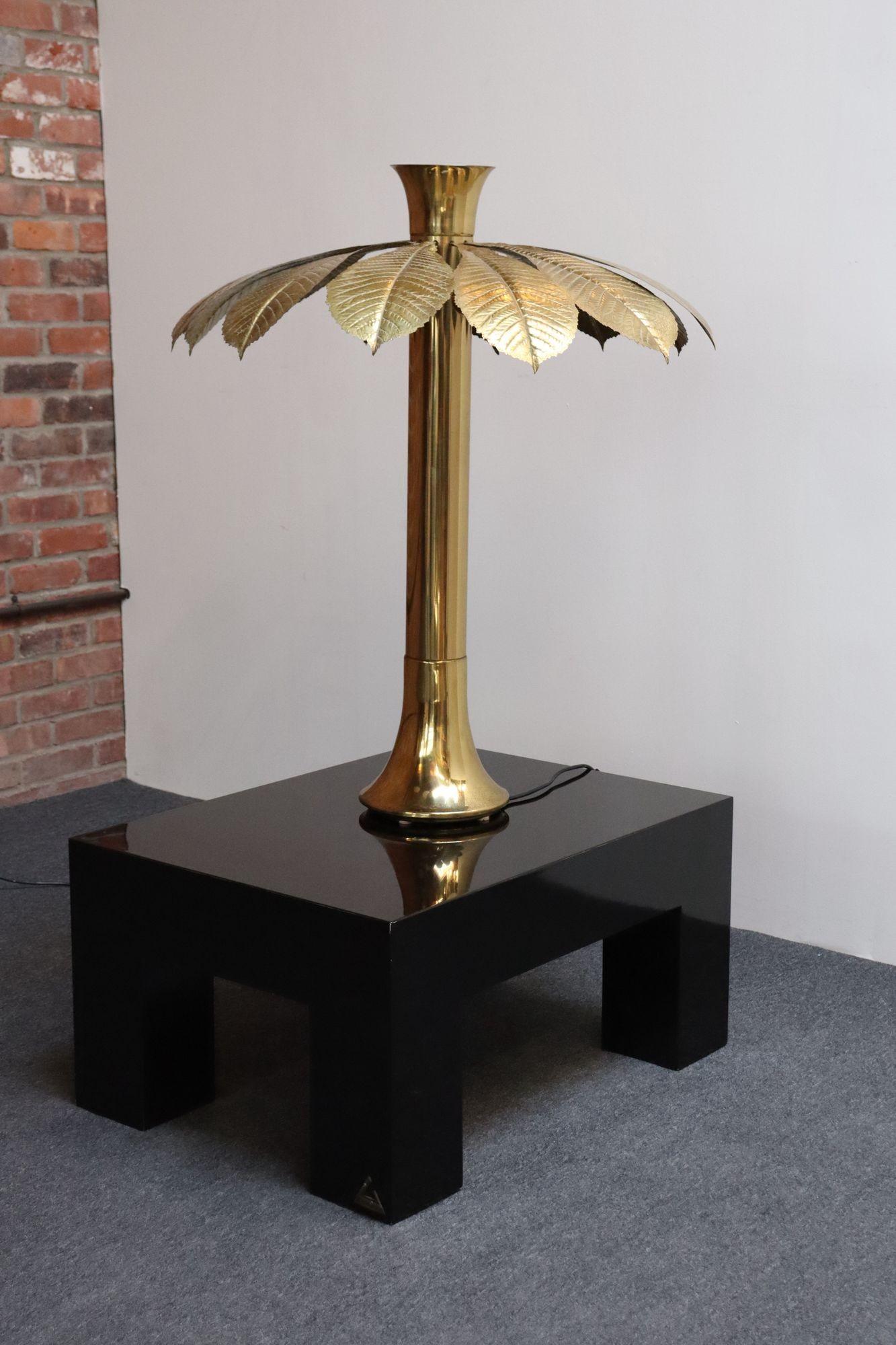 Lampada da tavolo in ottone di grandi dimensioni Model L2B Ippocastano disegnata da Carlo Giorgi per Bottega Gadda, anche se spesso attribuita erroneamente a Tommaso Barbi, con cui Giorgi collaborò (ca. anni '70, Milano, Italia).
Versione grande di