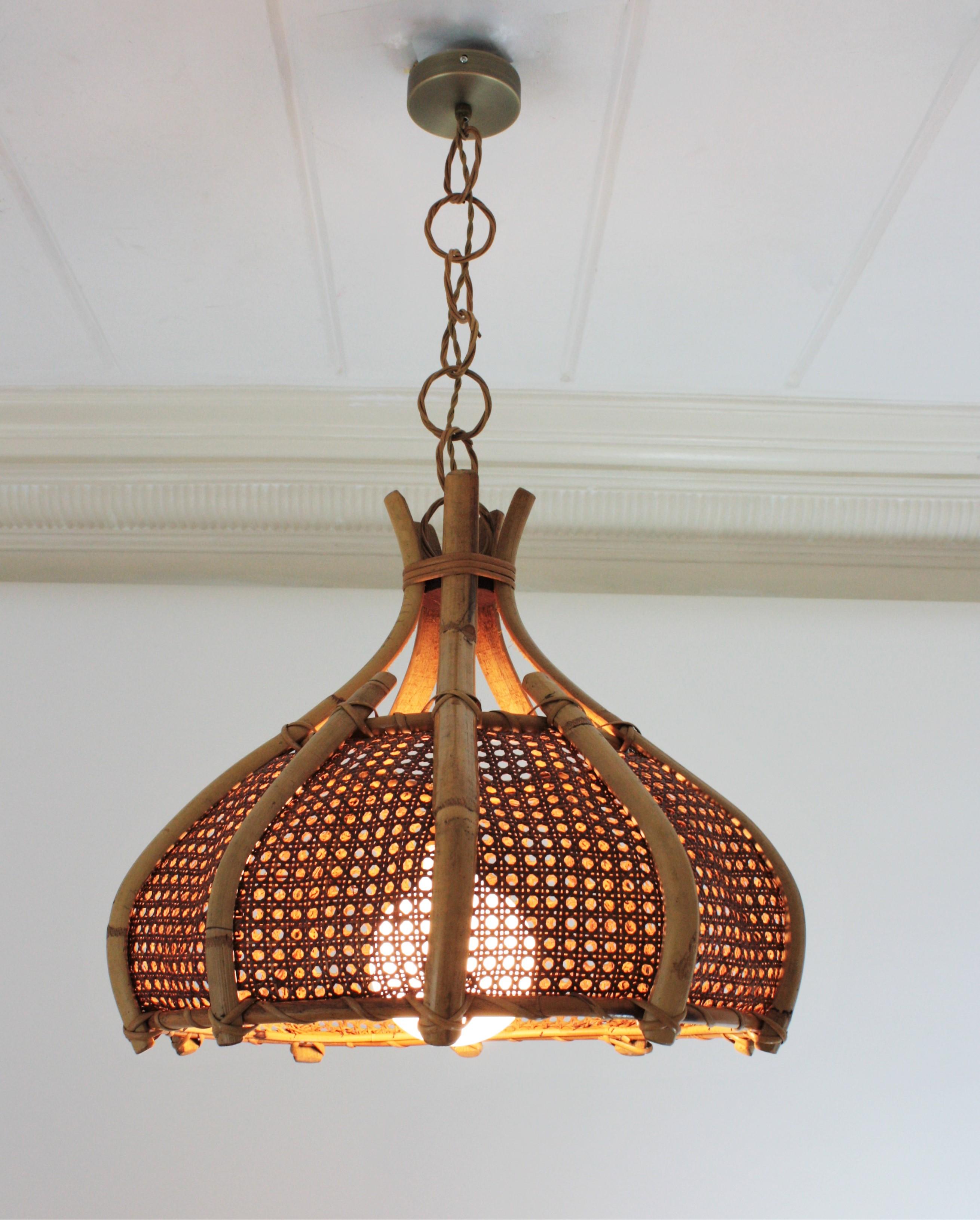 Grand lustre à suspension moderniste italien en osier et bambou avec cloche, années 1960 en vente 5