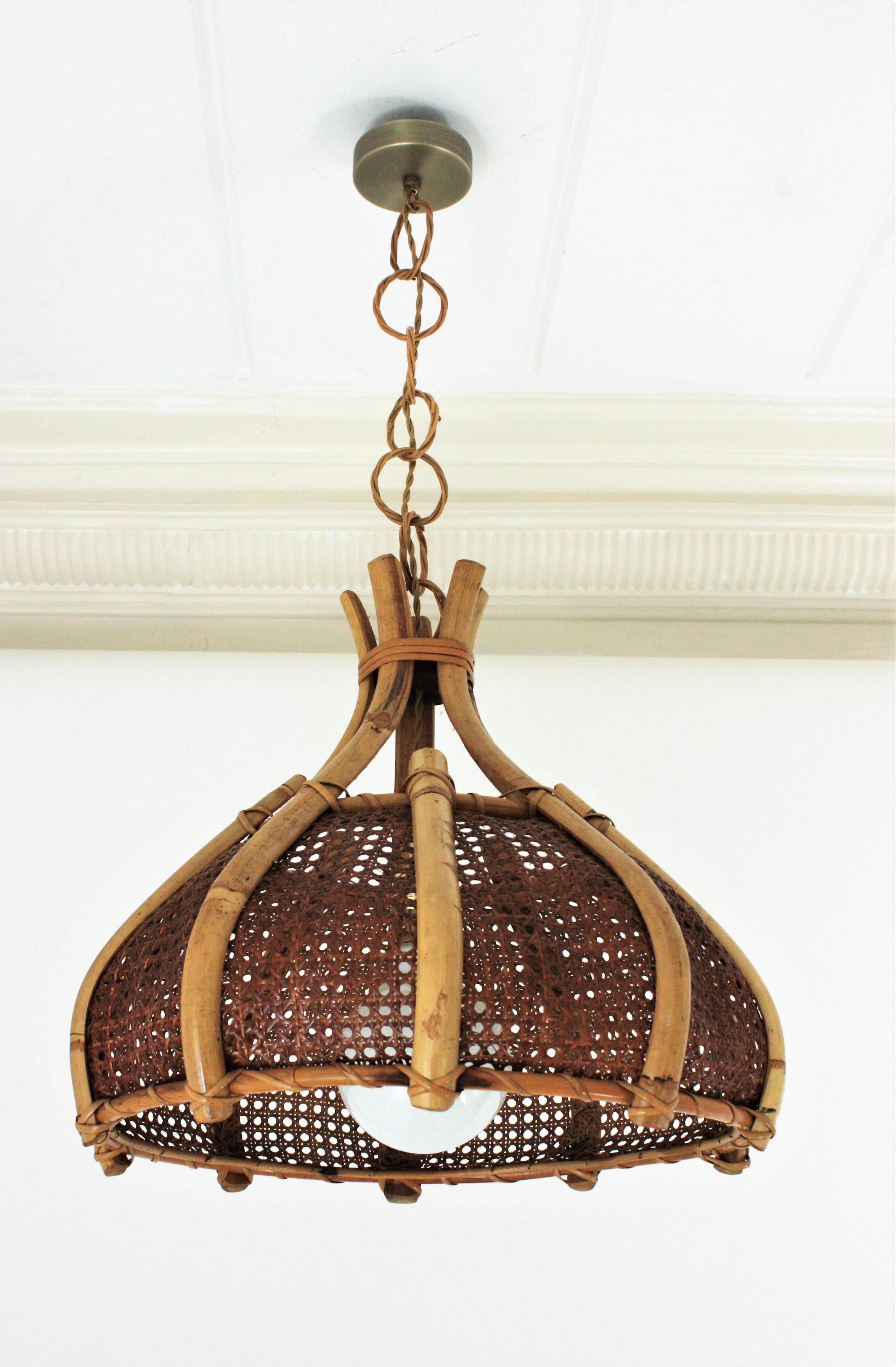 Large Italian Modernist Wicker Bamboo Bell Pendant Chandelier, 1960s In Good Condition For Sale In Barcelona, ES