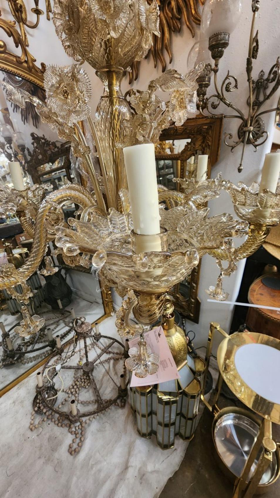 Questo grande lampadario italiano in vetro di Murano è impreziosito da splendidi dettagli floreali e da sei luci. Sarebbe un'aggiunta meravigliosa alla casa di chiunque, sopra un tavolo da pranzo o in un foyer. Il vetro di Murano è un tipo di