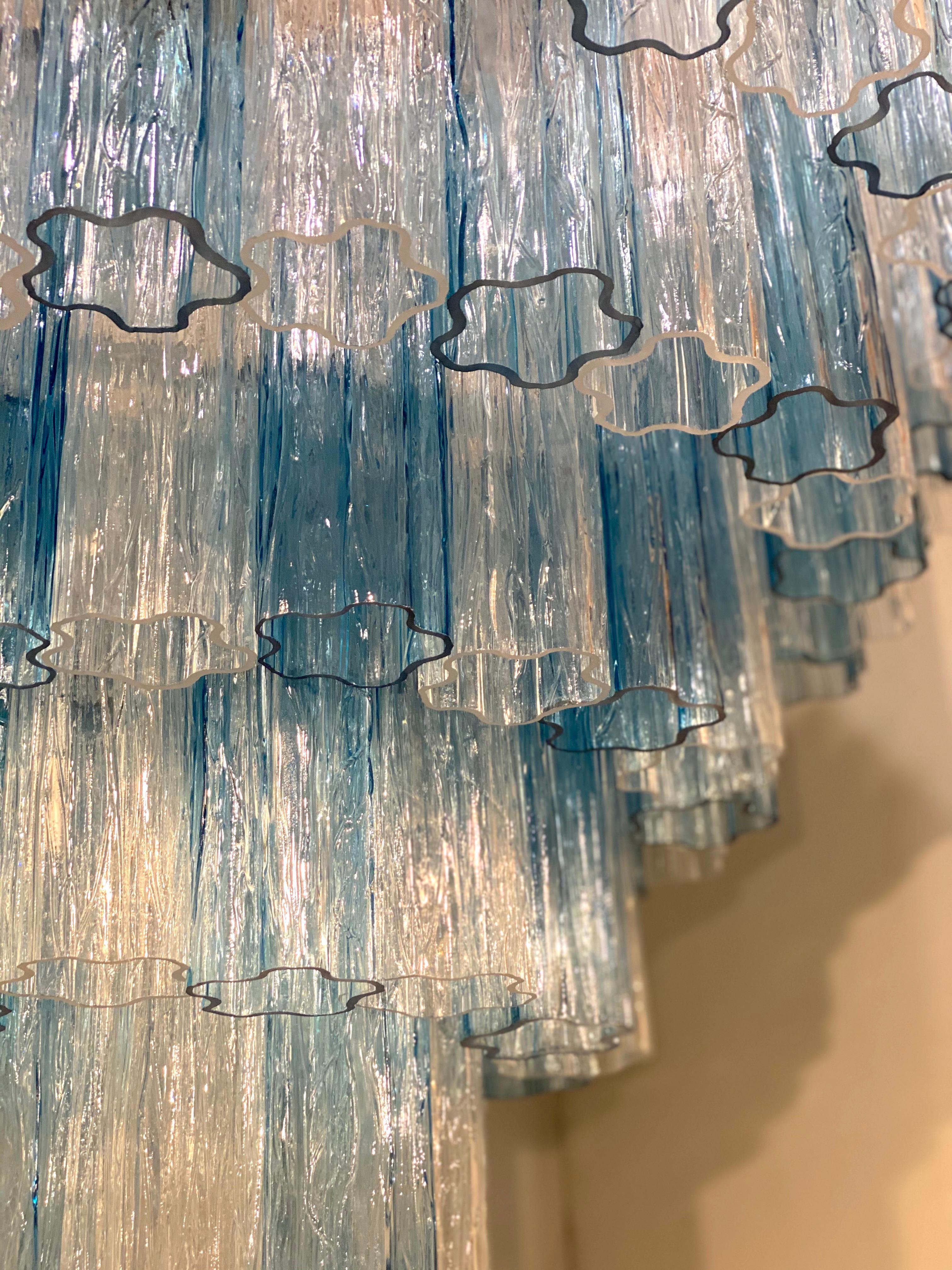 Verre brun Grand lustre Tronchi italien en verre de Murano bleu et de couleur glace en vente