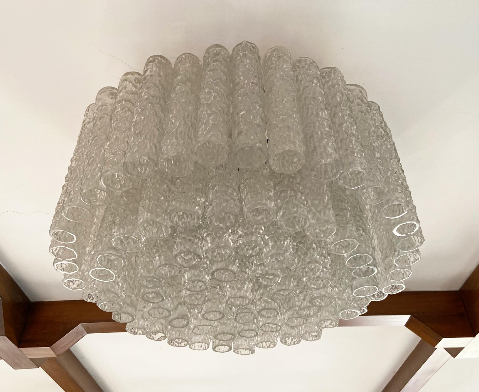 This large Murano glass chandelier from Venini is the Corteccia model designed by Toni Zuccheri.
